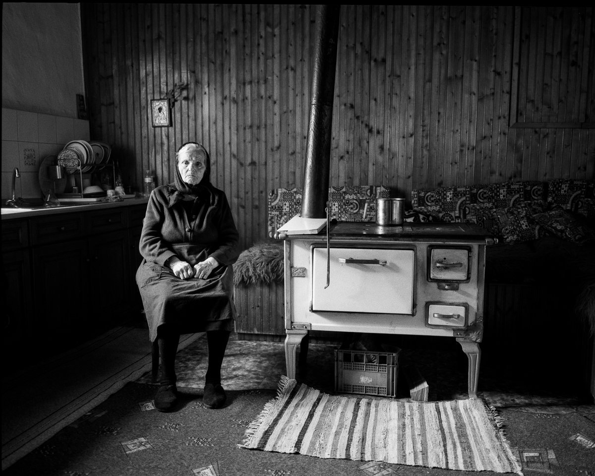20240315__12__MAMIYA7_KENTMERE400_TSEPELOVOPORTRAITS---005_thodorismarkou_1200px.jpg