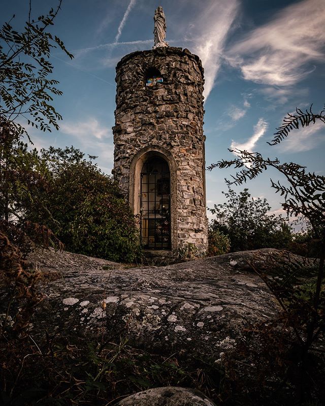 Tour de la vierge, Fontainebleau.
La rando et la photo &ccedil;a fait souvent bon m&eacute;nage.
Ballade d'une demi journ&eacute;e en for&ecirc;t de Fontainebleau qui se termine au lieu dit de La tour de la vierge. Coucher de soleil sans int&eacute;r