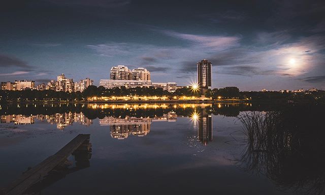 Home moonlight.
Special light that night of full moon, right after sunset.
.
.
.
 #dimicology  #landscapephotography #landscapelover #landscape_captures #landscapes #landscape_photography #creteil #landscape_hunter #landscape_lovers #landscapecapture