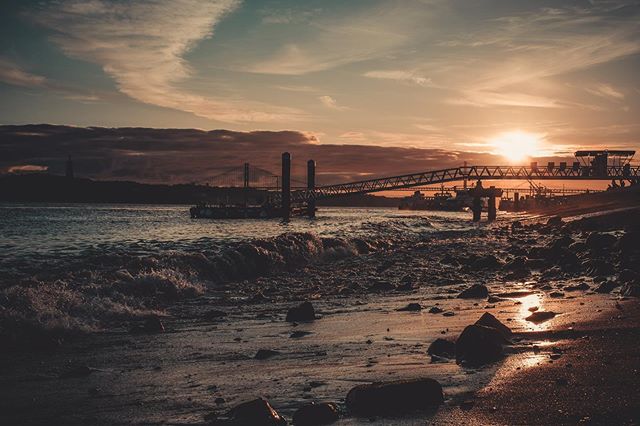 Lisbon with friends and a sunset.
.
.
.
 #dimicology  #landscapephotography #landscapelover #landscape_captures #landscapes #landscape_photography #lisbonne #landscape_hunter #landscape_lovers #landscapecaptures #fujifilm #landscape_specialist #lands