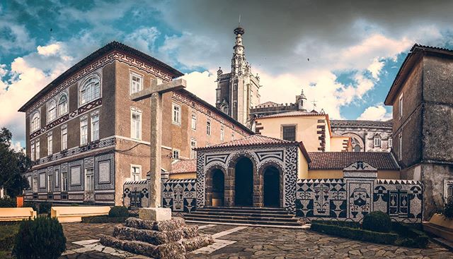 Convento de Santa Cruz do Bu&ccedil;aco.
Stunning architecture and wonderful gardens there! .
.
.
 #dimicology  #landscapephotography #landscapelover #landscapes #landscape_photography #coimbra #landscape_hunter #landscape_lovers #landscapecaptures #