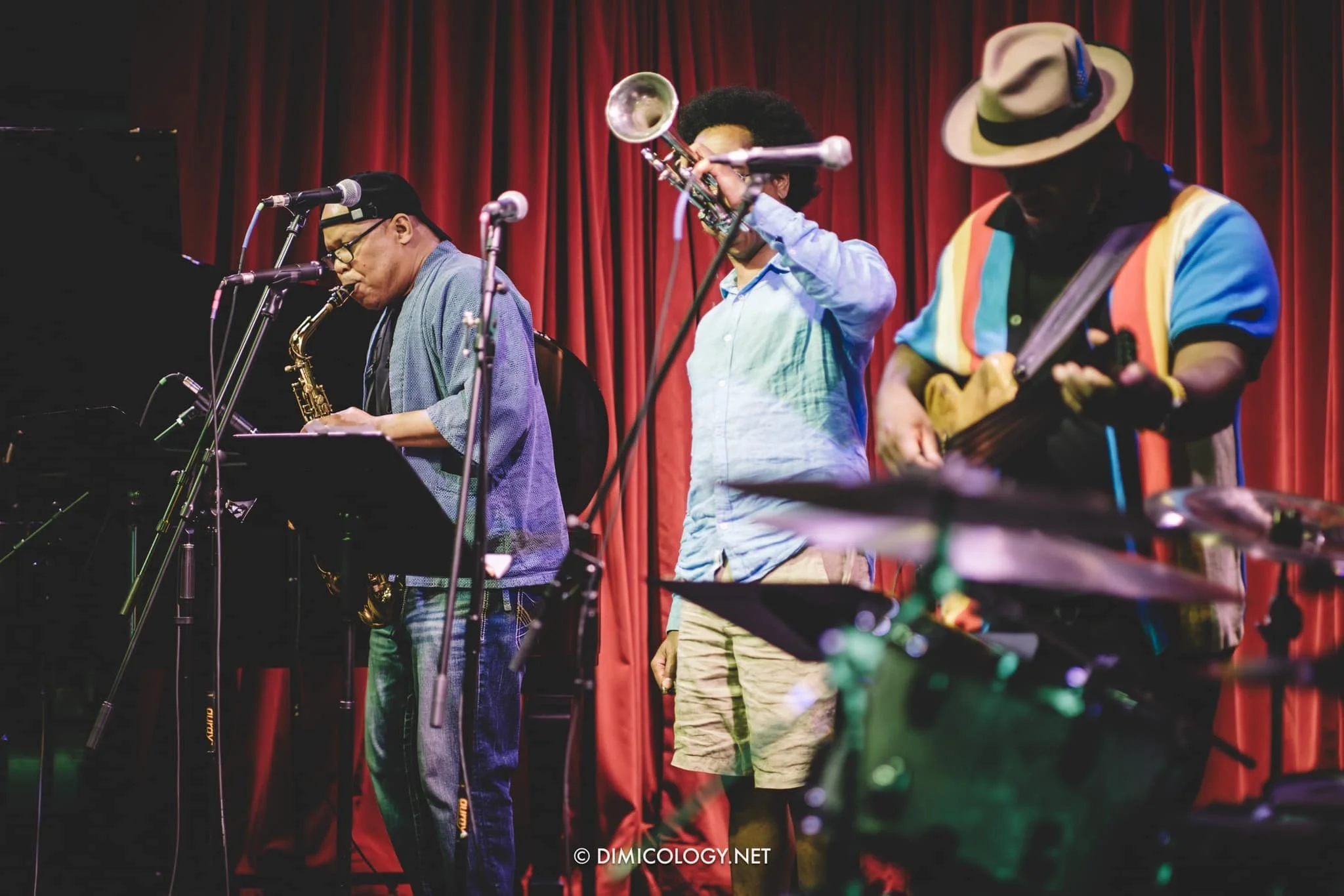 Quelques photos du concert d&rsquo;hier soir au Stone a. NYC. Nouvelle musique et classiques du r&eacute;pertoire de Steve Coleman s&rsquo;encha&icirc;nent pendant 90 minutes emmenant un public nombreux dans les improvisations de ce groupe mythique. 