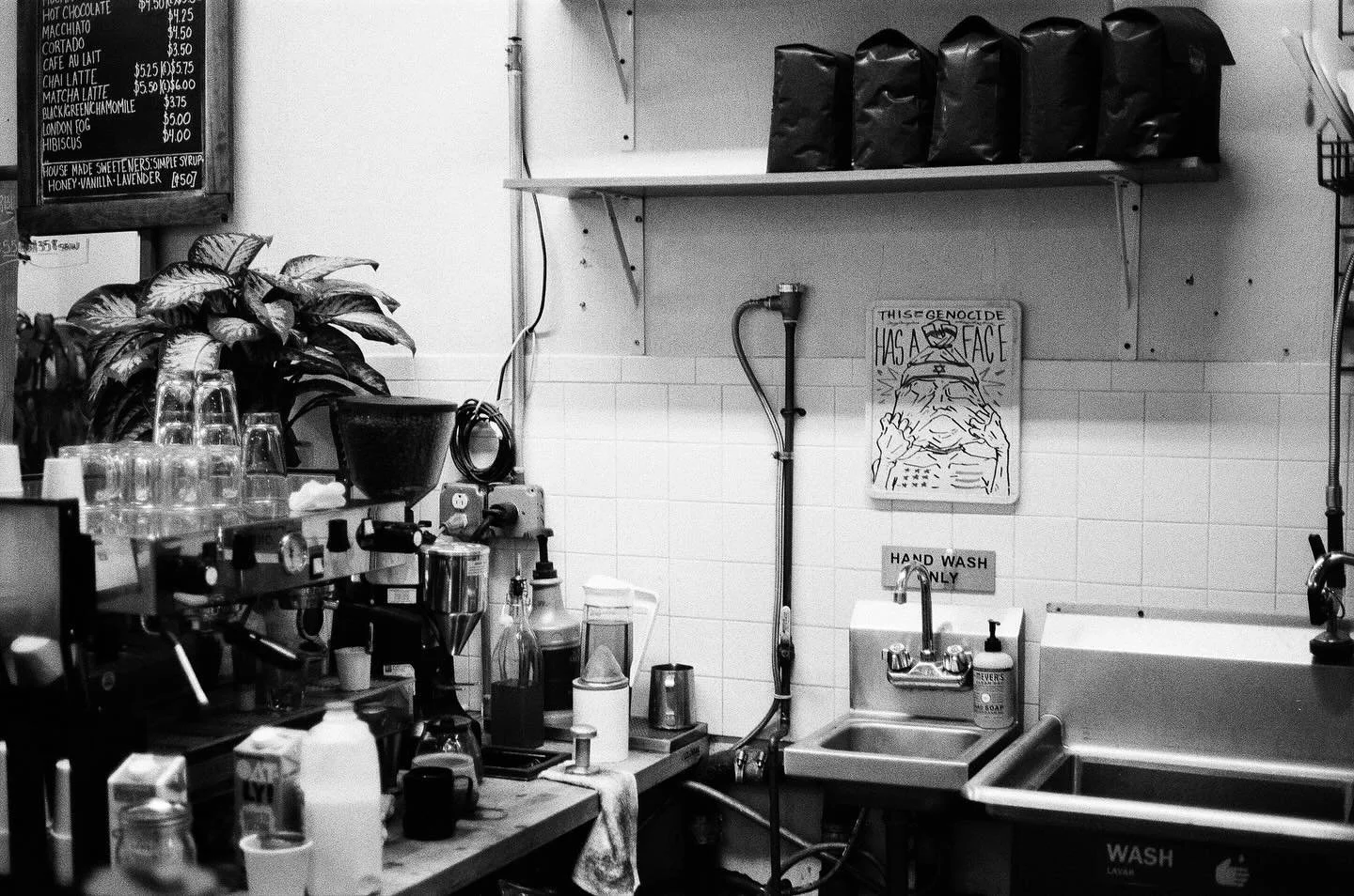 📷 My very first time shooting with a film camera ✨
Captured in Harlem with a Minolta SRT-101 and Ilford FP4. Discovering the beauty of analog grain and the magic of slowing down to frame each shot.

⸻

#FirstFilmRoll #MinoltaSRT101 #IlfordFP4 #FilmP