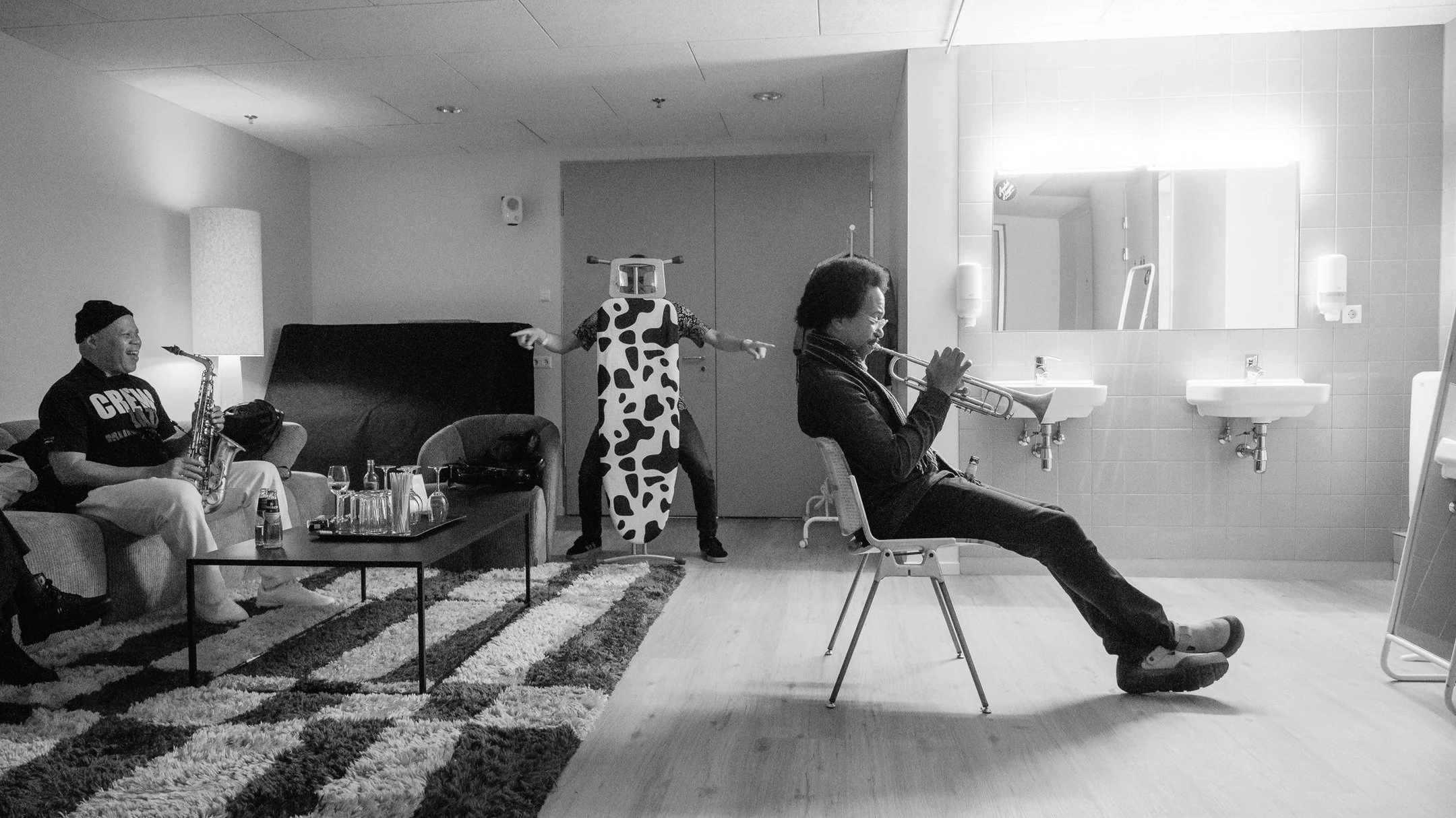 The man behind the ironing board.

#SteveColeman #MBase #gentjazz #transitionfestival #JazzArchive #MusicPhotography #MonochromeMastery #AuthenticArchive #PerformanceArt #LiveJazz #AltoSax #backstage #DimiCology #MusicDocumentary #NoFilter #Technical