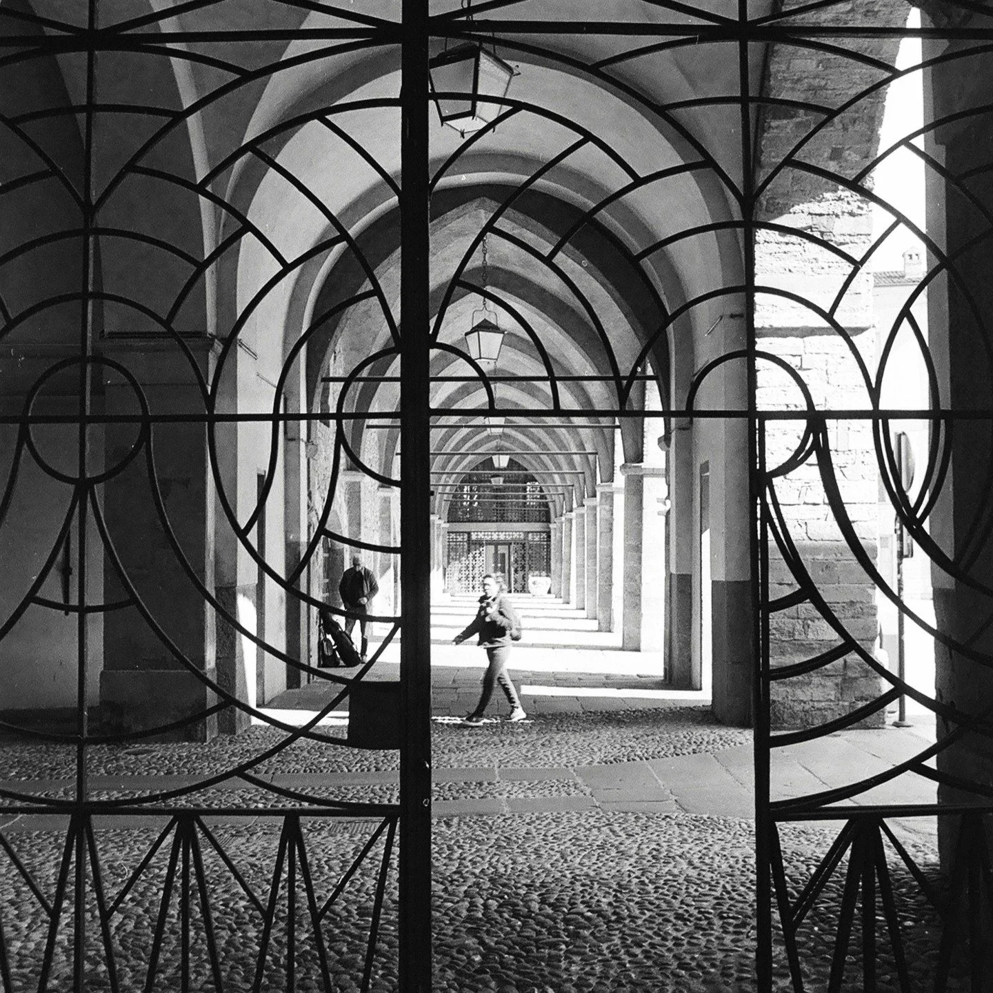 Bergamo, Italy.

#PentaxK1000 #IlfordFP4 #FilmPhotography #StreetPhotography #BlackAndWhitePhotography #Argentique #BNW_Architecture #FilmCommunity #StayBrokeShootFilm #PhotographyArchive #StreetGeometry #AnalogMood #IlfordPhoto