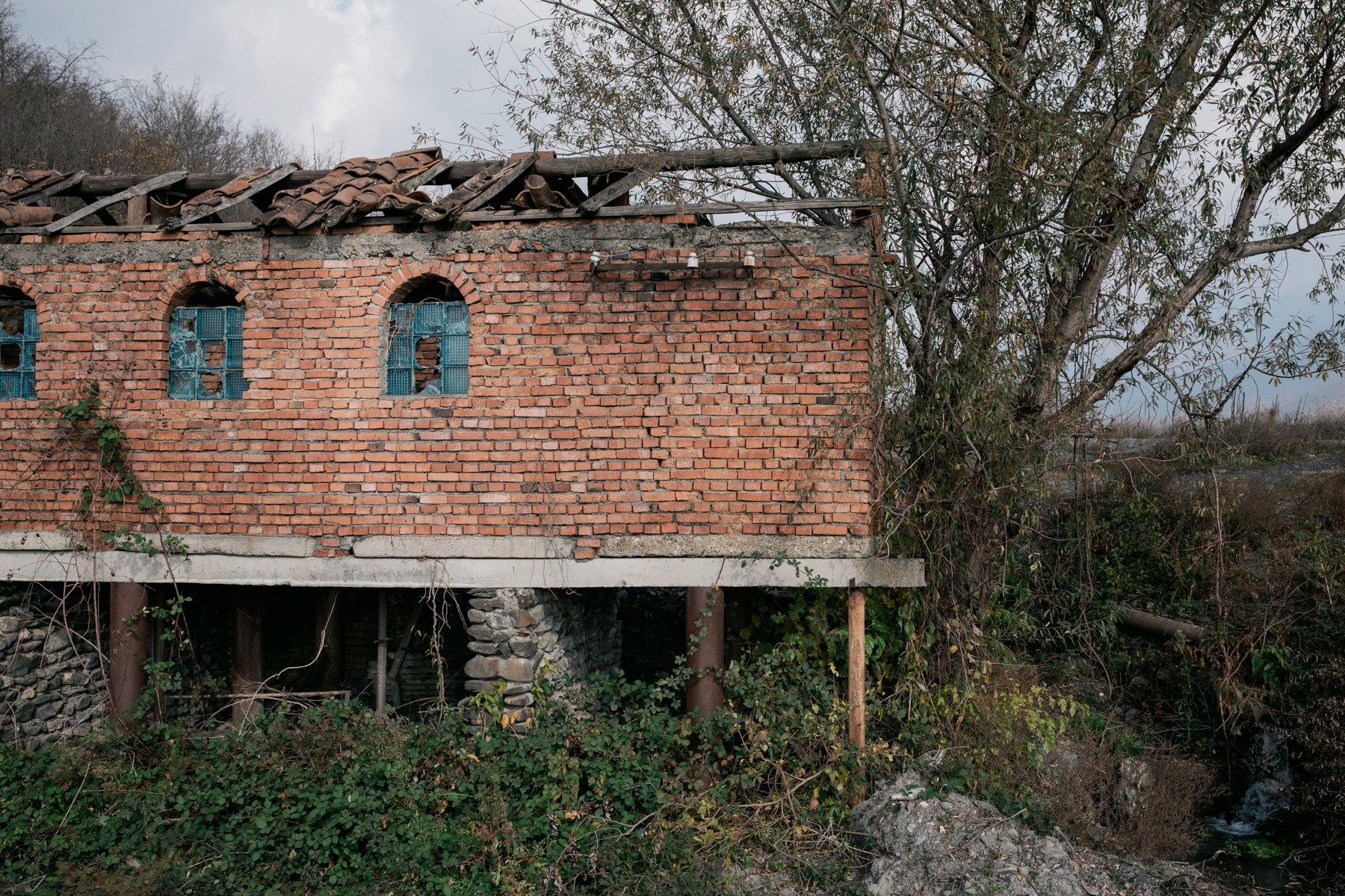  A derelict building on the road to Ilia Lake. 