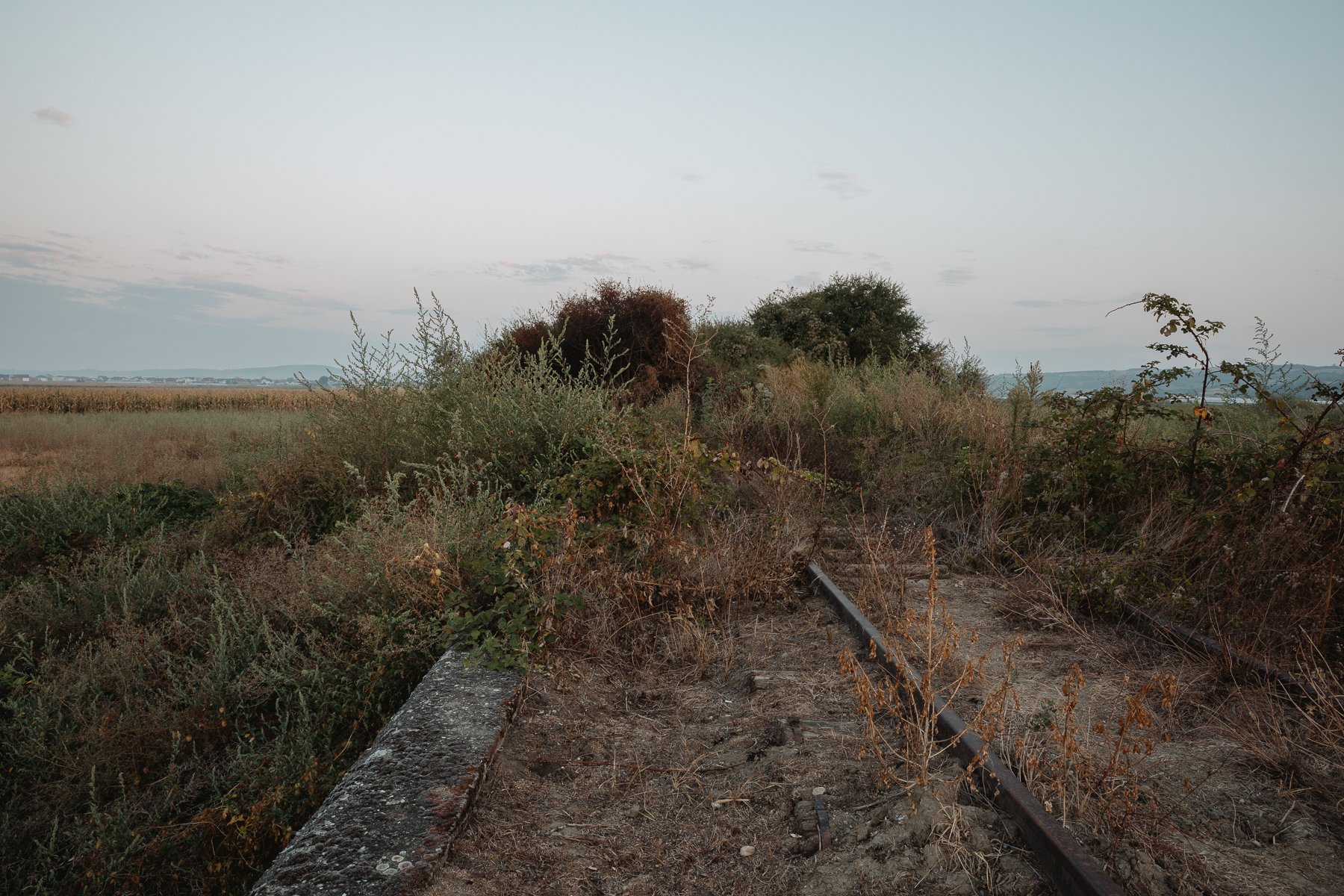  25 March 1999 – Bellacërkë/Bela Crkva   Serb police and paramilitaries entered the village before dawn, setting houses on fire and causing the residents to flee. Many headed south along a stream in the direction of a railway bridge. However, the Ser