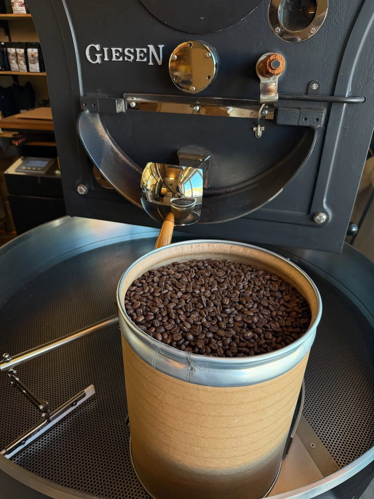 Vous &ecirc;tes de plus en plus nombreux &agrave; passer au caf&eacute; en vrac. Merci! ☺️ // You are ordering more and more bulk coffee. Thank you! ☺️ #bulklife #cafeenvrac #vrac