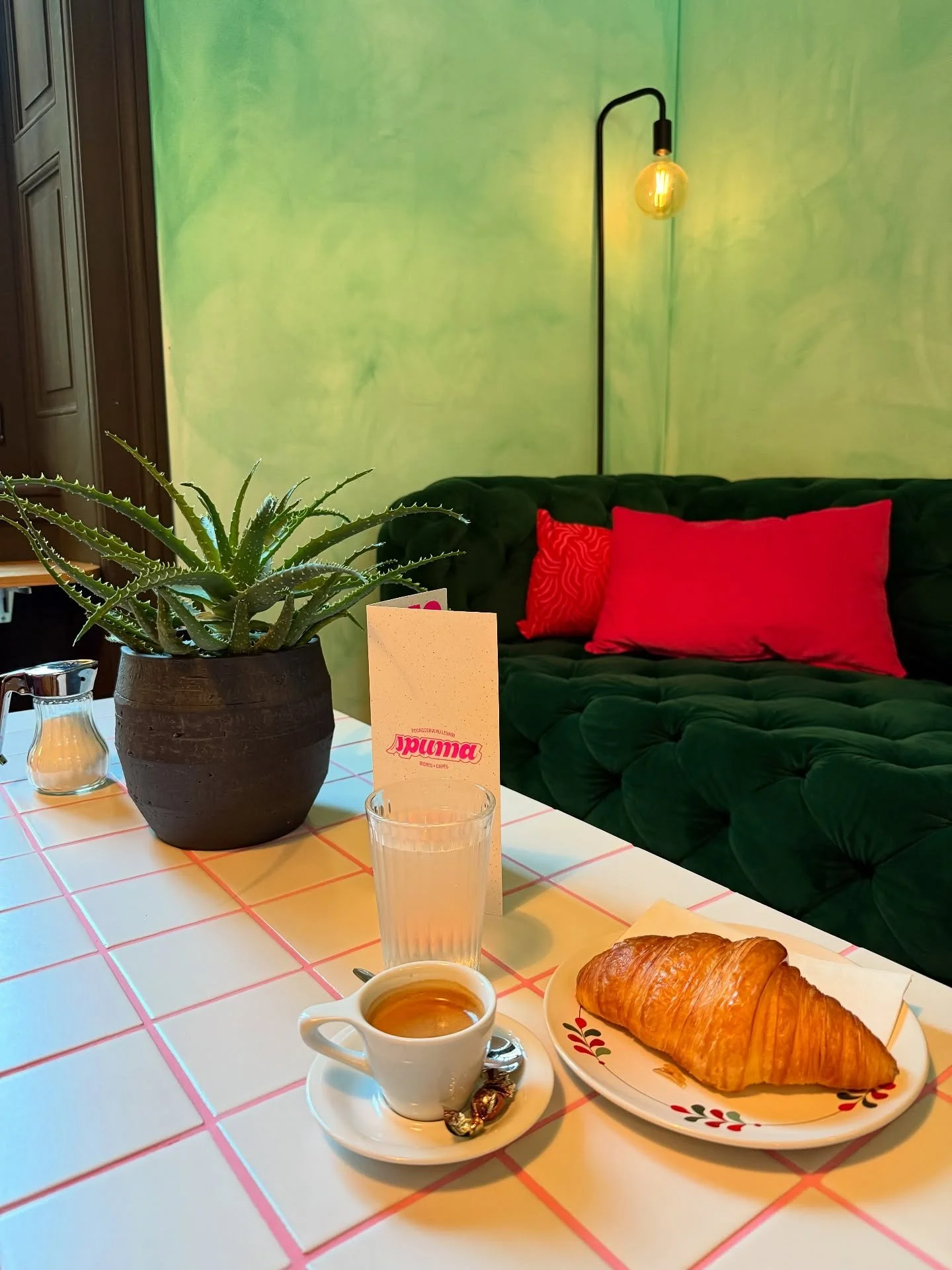 C&rsquo;est ouvert! Nouveau caf&eacute; &agrave; Fribourg: Spuma Focacceria! D&eacute;licieuses viennoiseries, focaccia et autres sp&eacute;cialit&eacute;s, &agrave; tester absolument! @spuma.focacceria @brut.boulangerie #fribourgregion #fribourgsuis