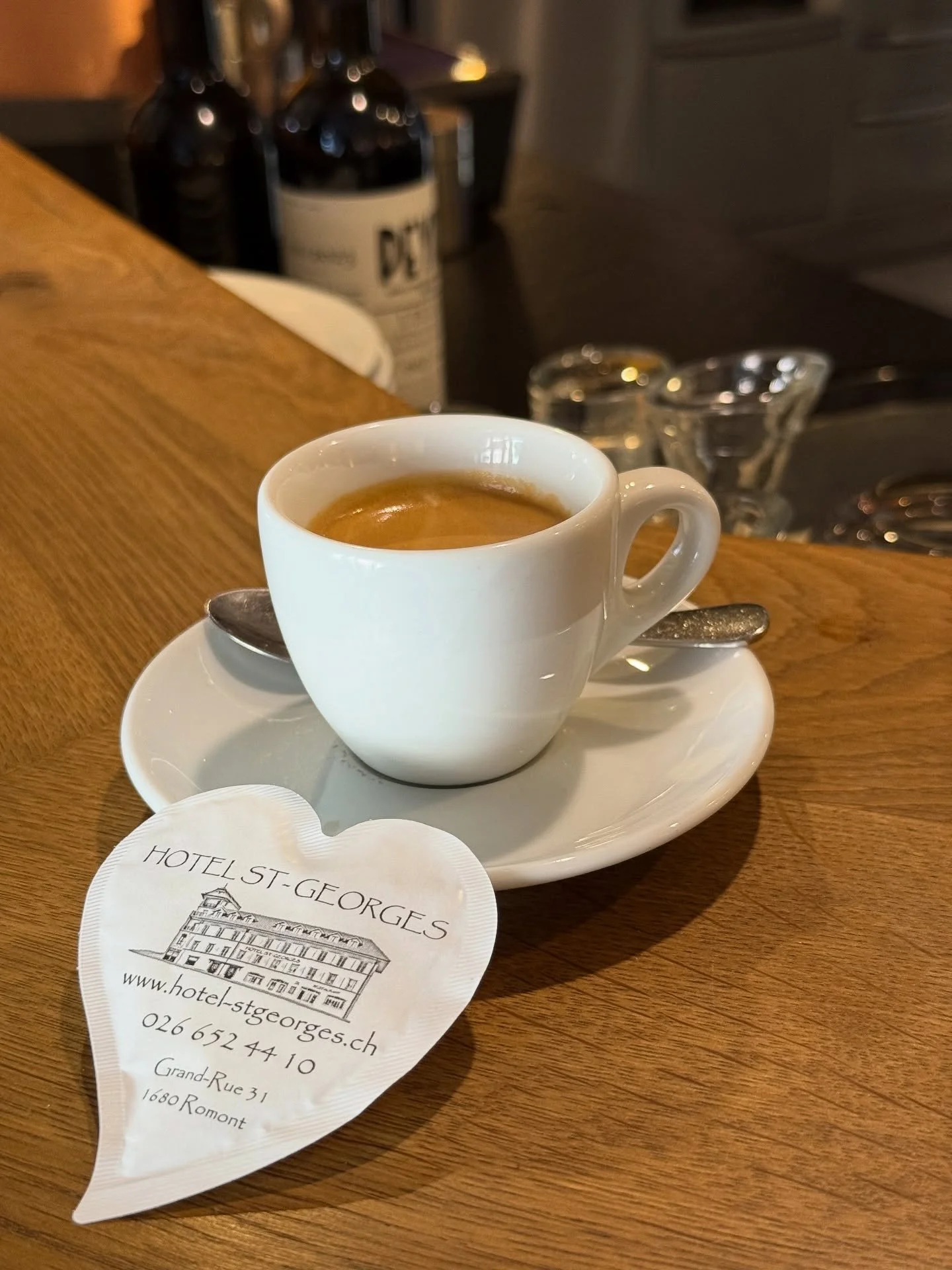 Un espresso au St George&rsquo;s Romont, avec notre caf&eacute; Classic 1, extrait sur machine Eversys. @cafe_partenaire @eversyshq #espresso #switzerland #romont