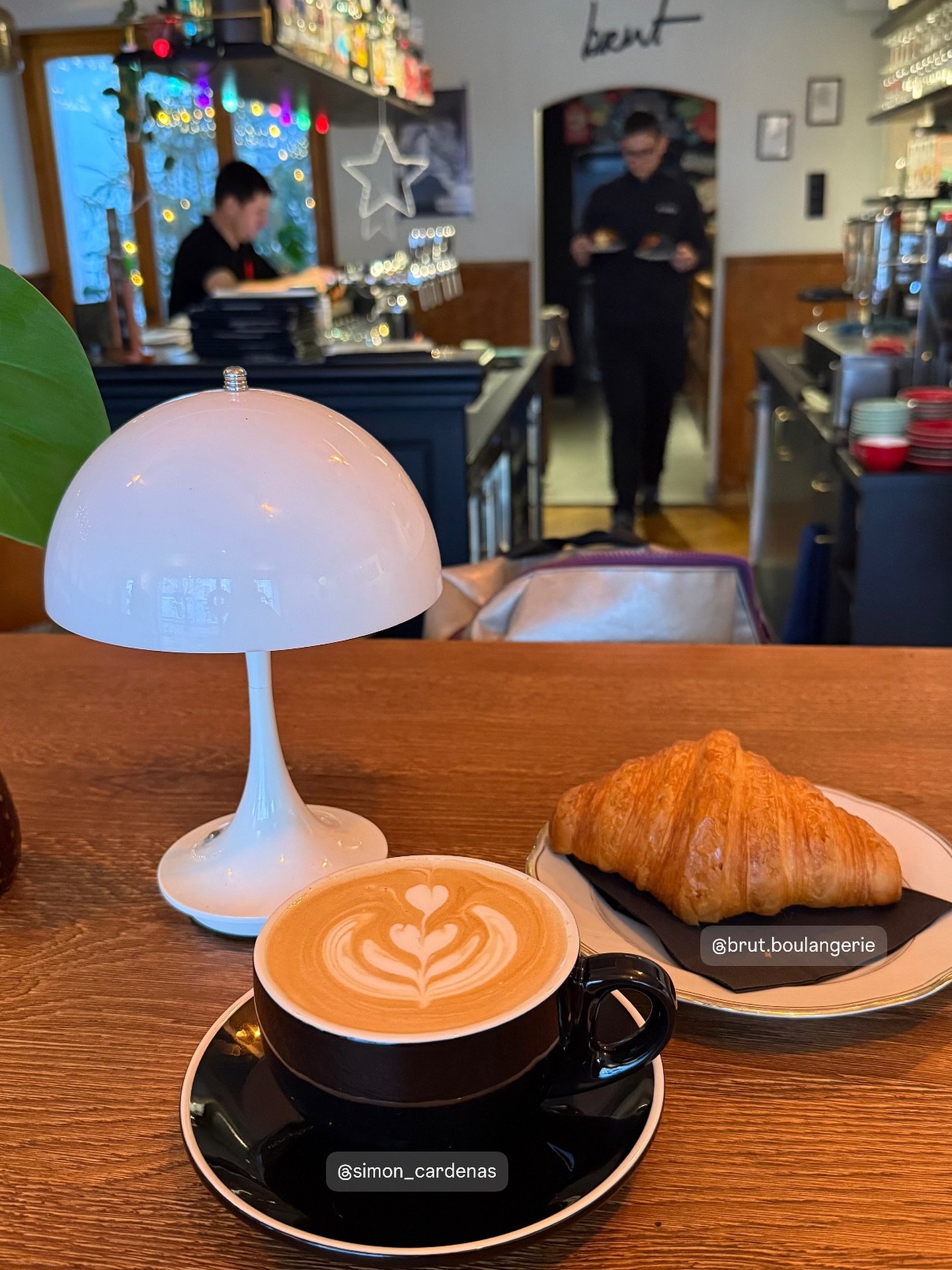 Excellent cappuccino au Nooba, avec un croissant Brut 😋 @brut.boulangerie @nooba.bulle @simon_cardenas #latteartgram