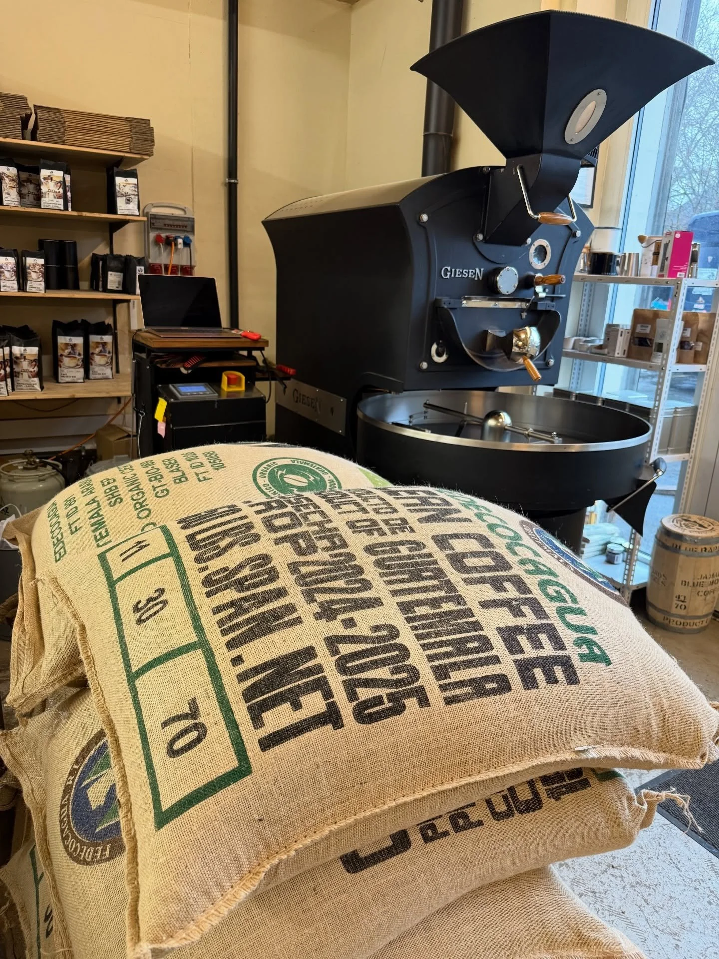 Caf&eacute; fra&icirc;chement livr&eacute; &agrave; la torr&eacute;faction! // Coffee freshly delivered to the Roastery!  #greencoffee #roastery #torrefaction #cafevert #cafebio