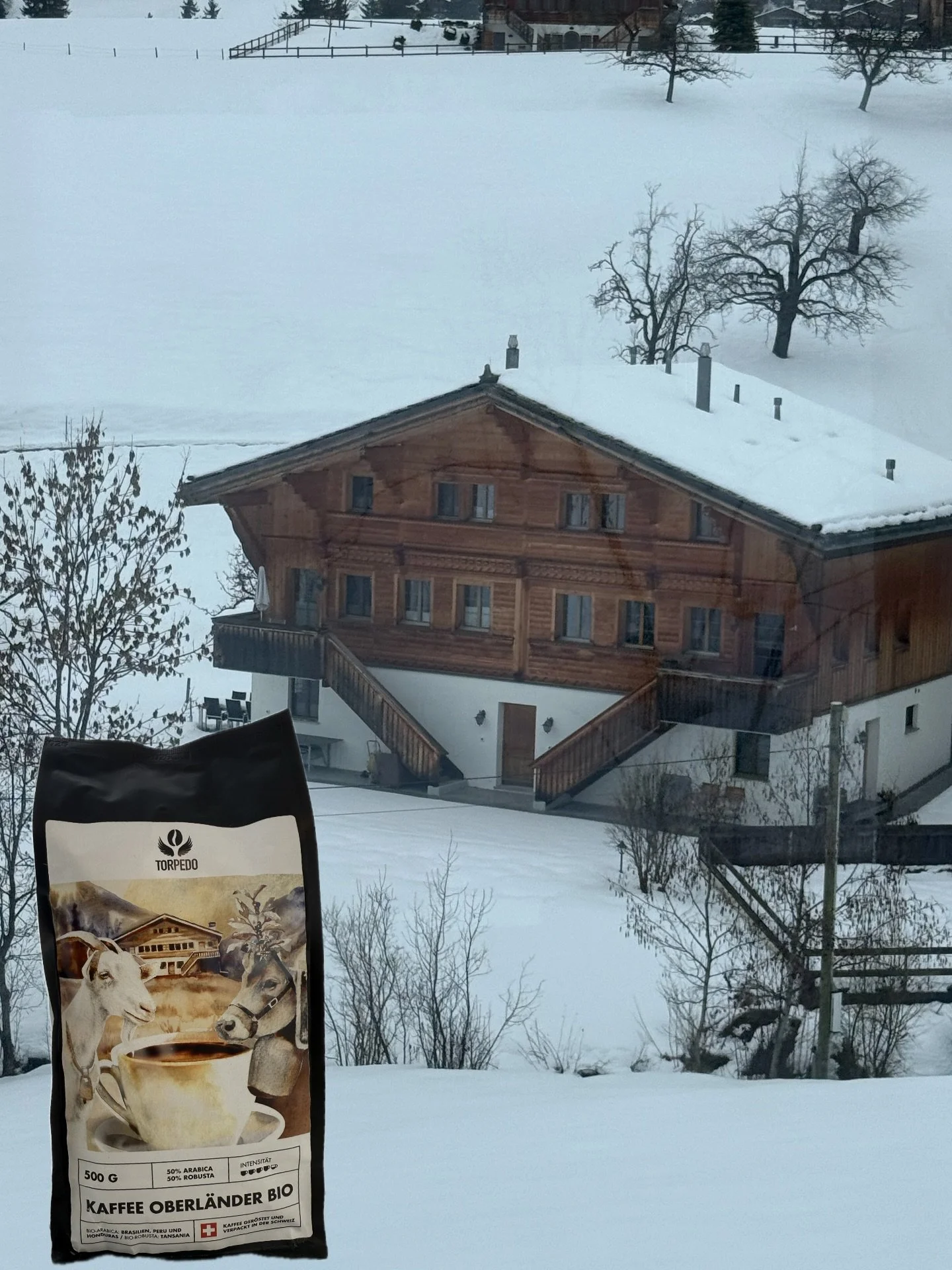 Un caf&eacute; inspir&eacute; par l&rsquo;Oberland Bernois, avec ses caf&eacute;s cr&egrave;me, caf&eacute;s schale, ses chalets authentiques et ses magnifiques paysages 🏔️ #kaffee schale #cafecreme #saanen #gstaad #chateaudoex // Ein Kaffee, inspir