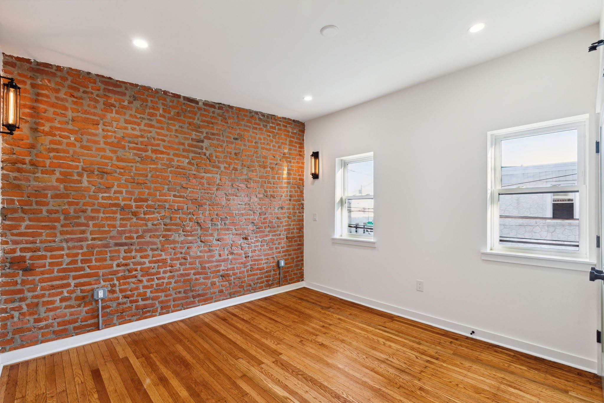 4-web-or-mls-2246-taggert-st.jpg