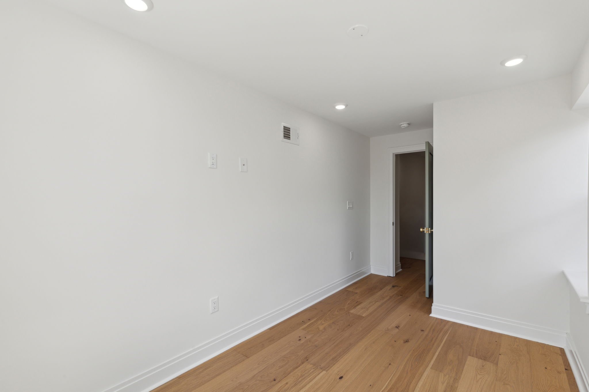 16-web-or-mls-1350-e-montgomery-ave.jpg