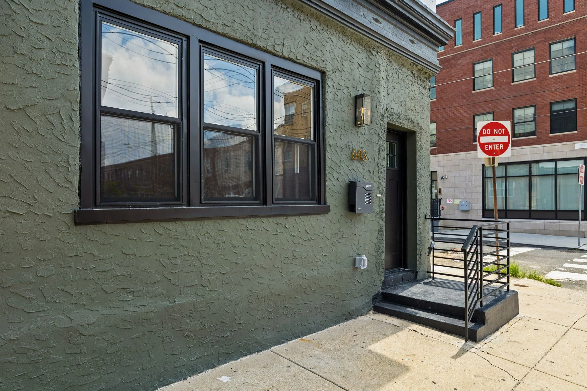 5-web-or-mls-643-moore-st.jpg