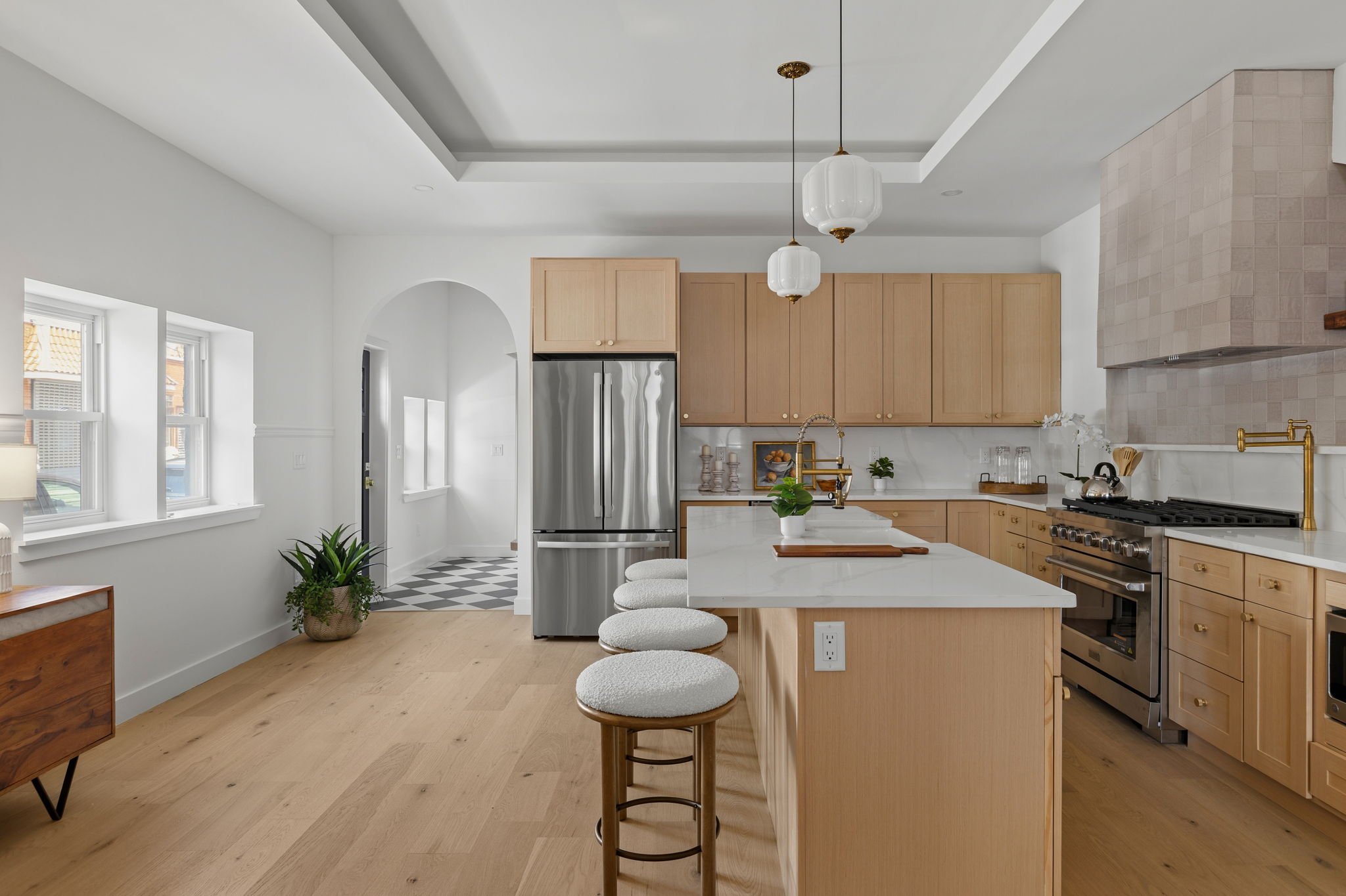 24-web-or-mls-643-moore-st.jpg