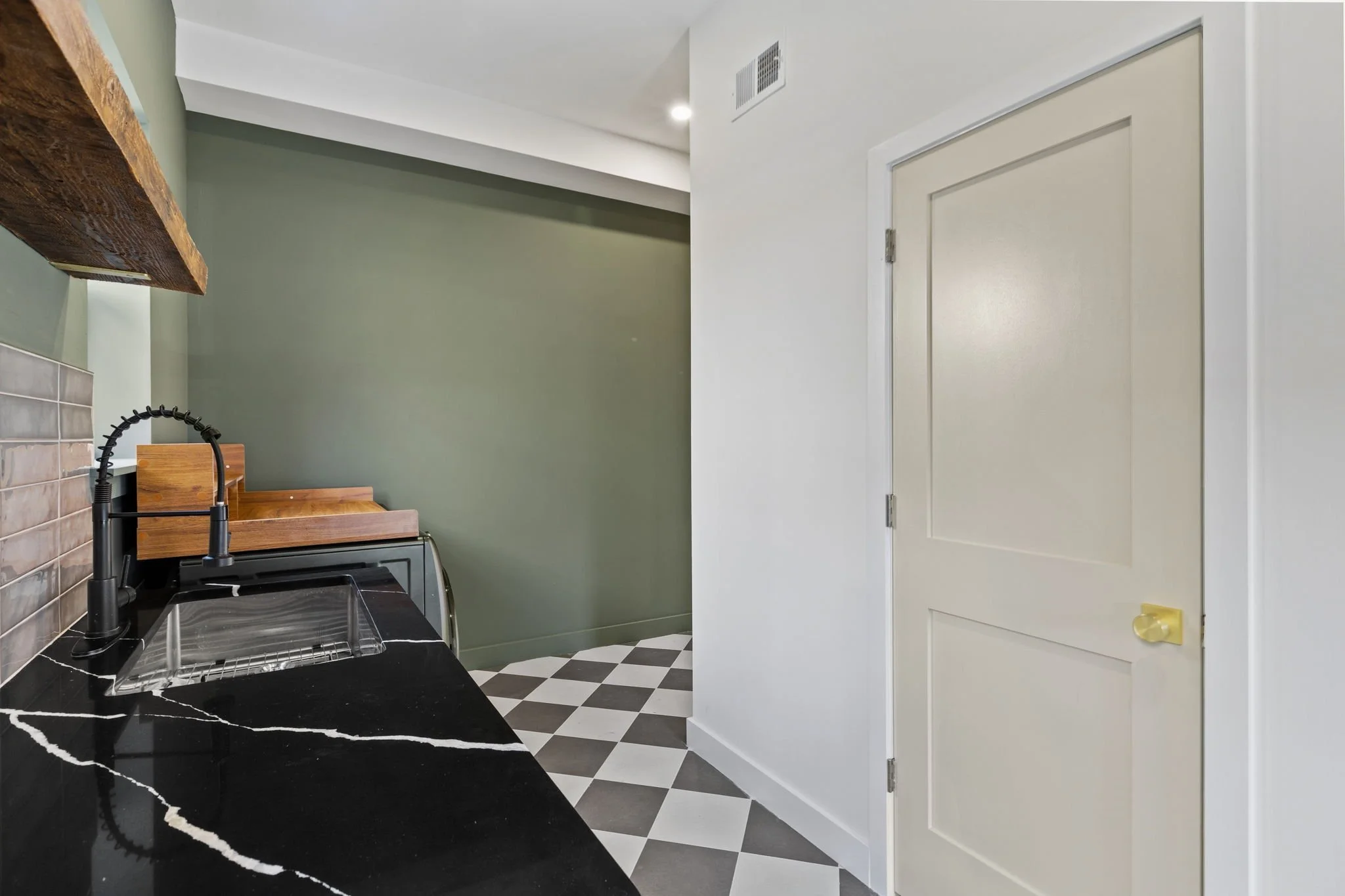 34-web-or-mls-643-moore-st.jpg
