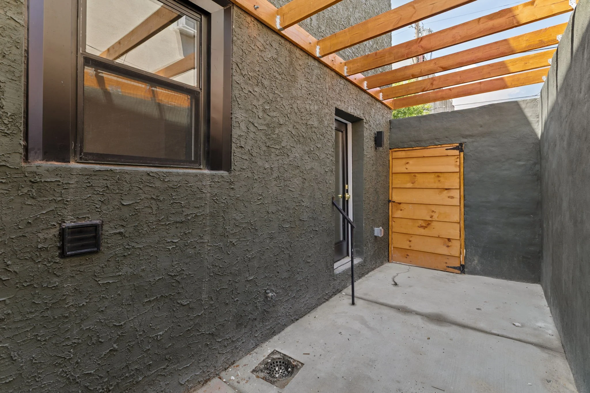 37-web-or-mls-643-moore-st.jpg