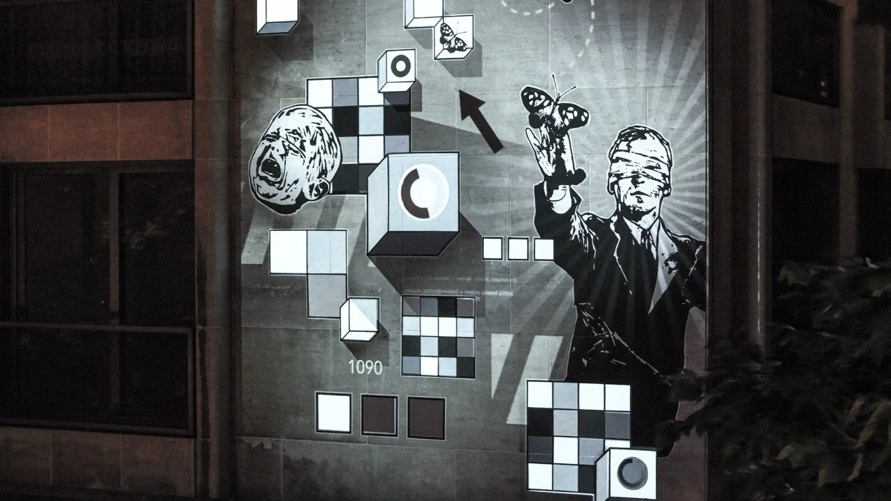 Large-scale permanent mural by Fred Penelle and Yannick Jacquet on Boulevard Anspach in Brussels, combining painted imagery and digital projection.