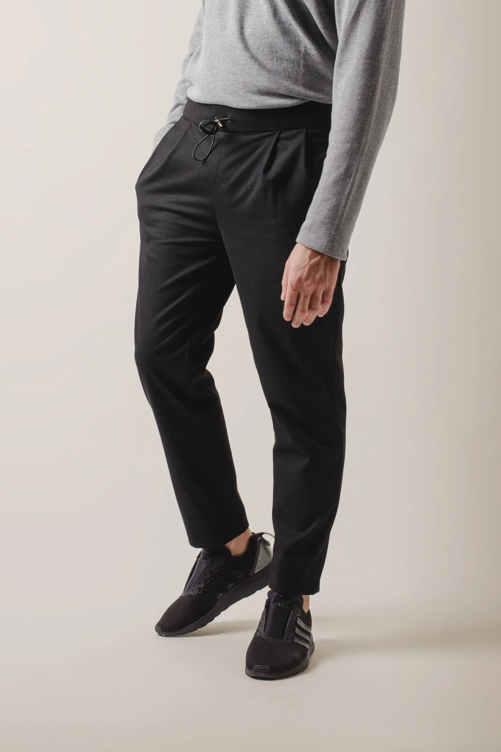 Pantaloni neri con pinces e coulisse in vita — 122bottoni