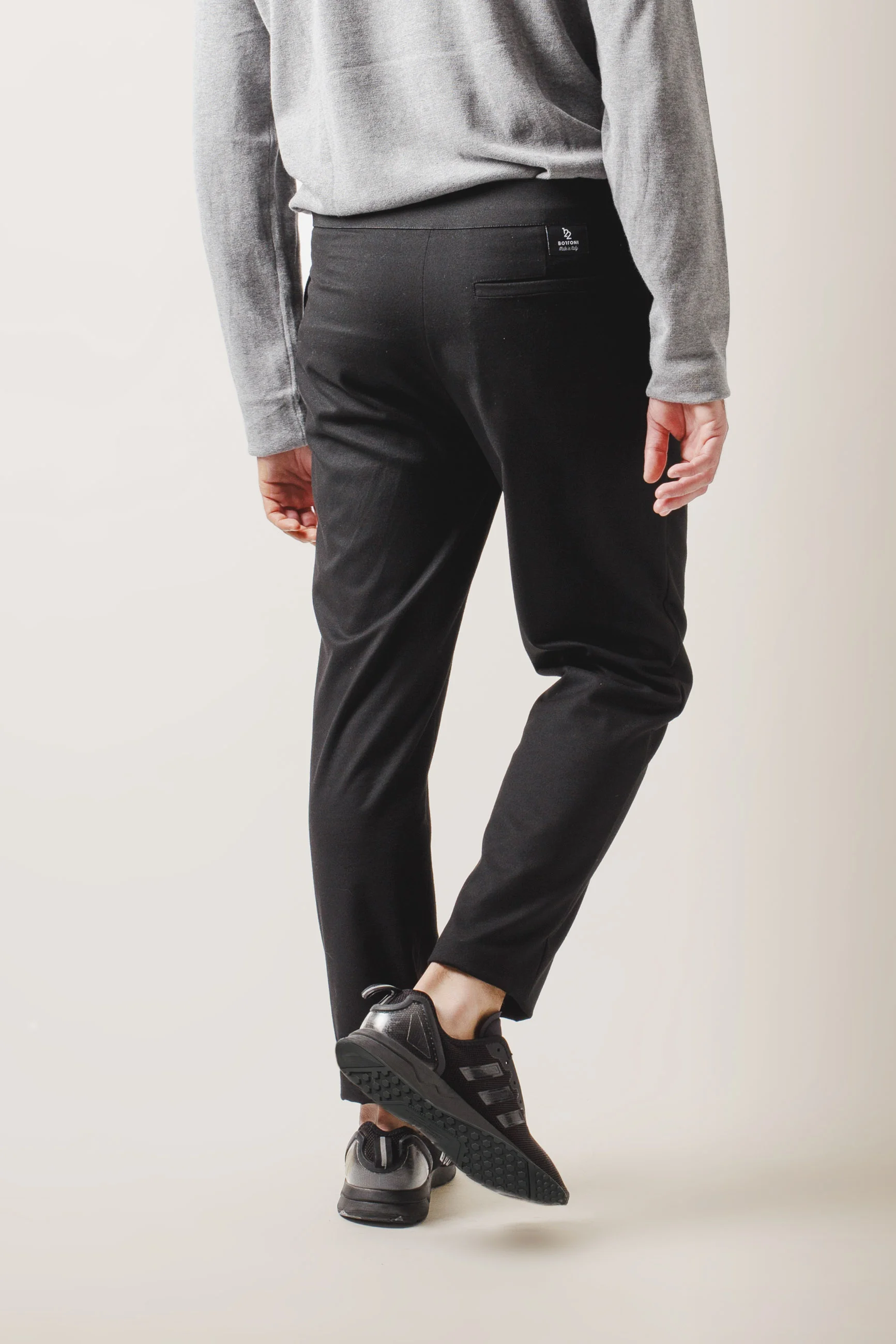 Pantaloni neri con pinces e coulisse in vita — 122bottoni