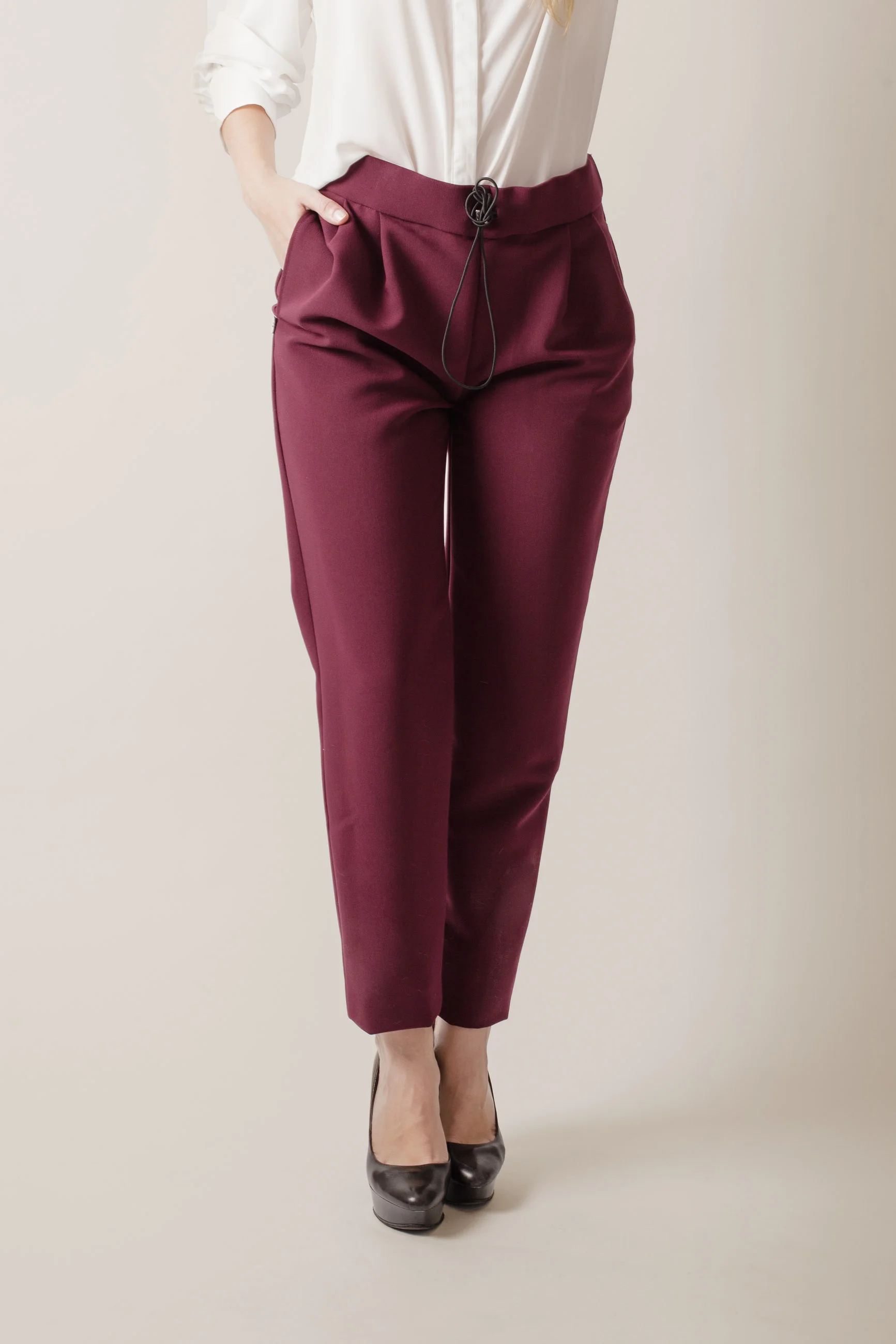 Pantaloni con pinces e coulisse in vita a contrasto — 122bottoni
