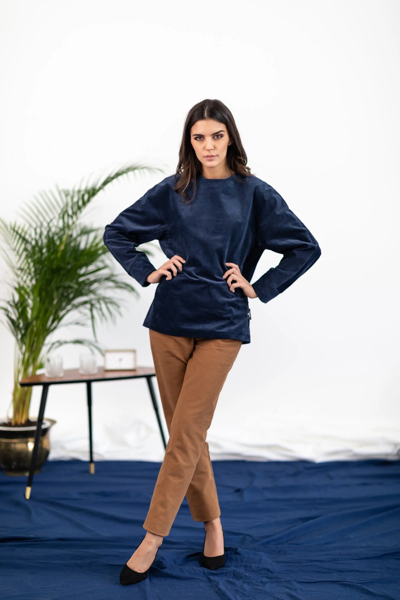 Maglia blusa di paillettes blu e strass rosa Piero Moretti Coco