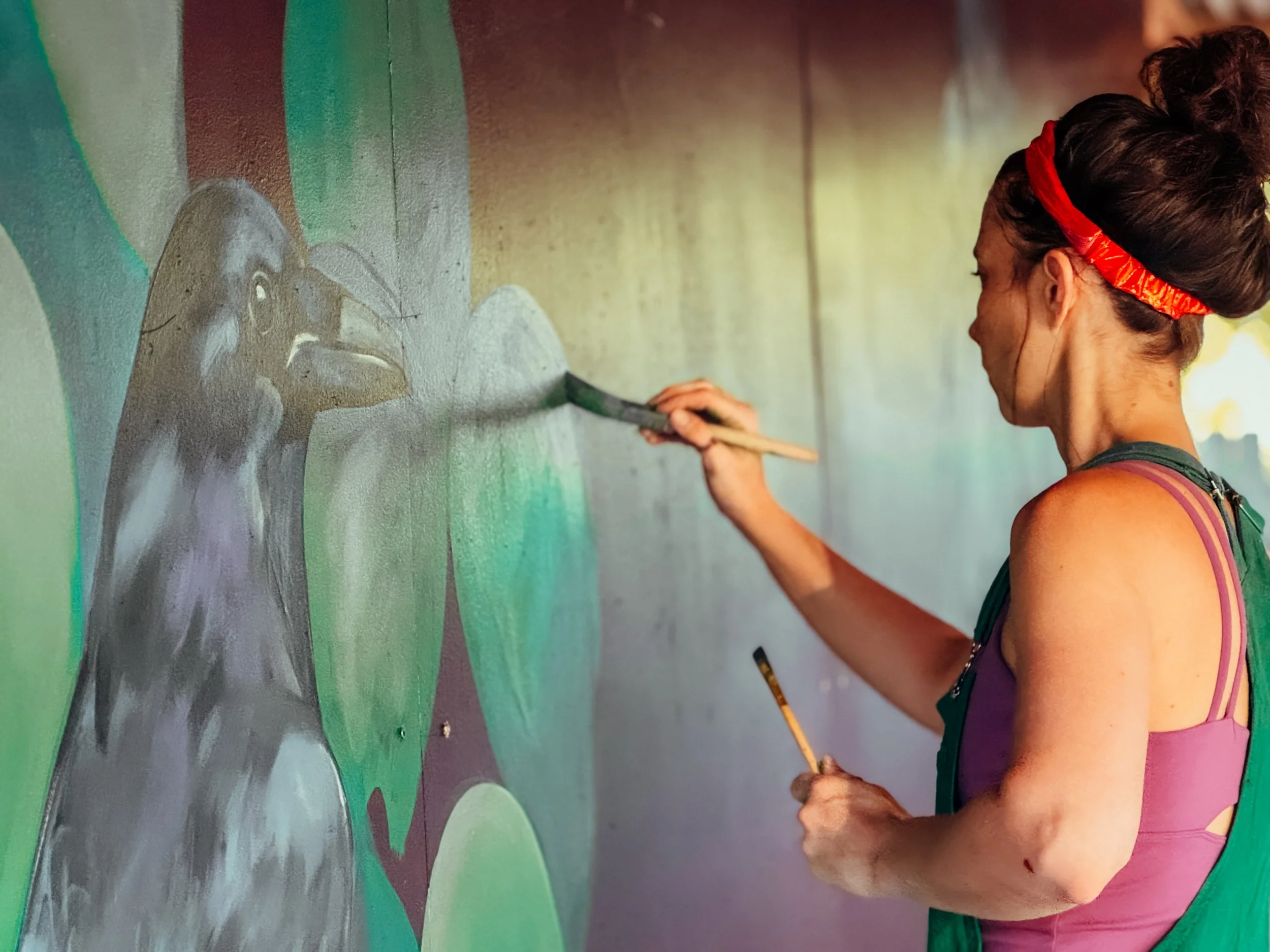 Fine art Muralist in Chattanooga, TN painting crow and bird mural.