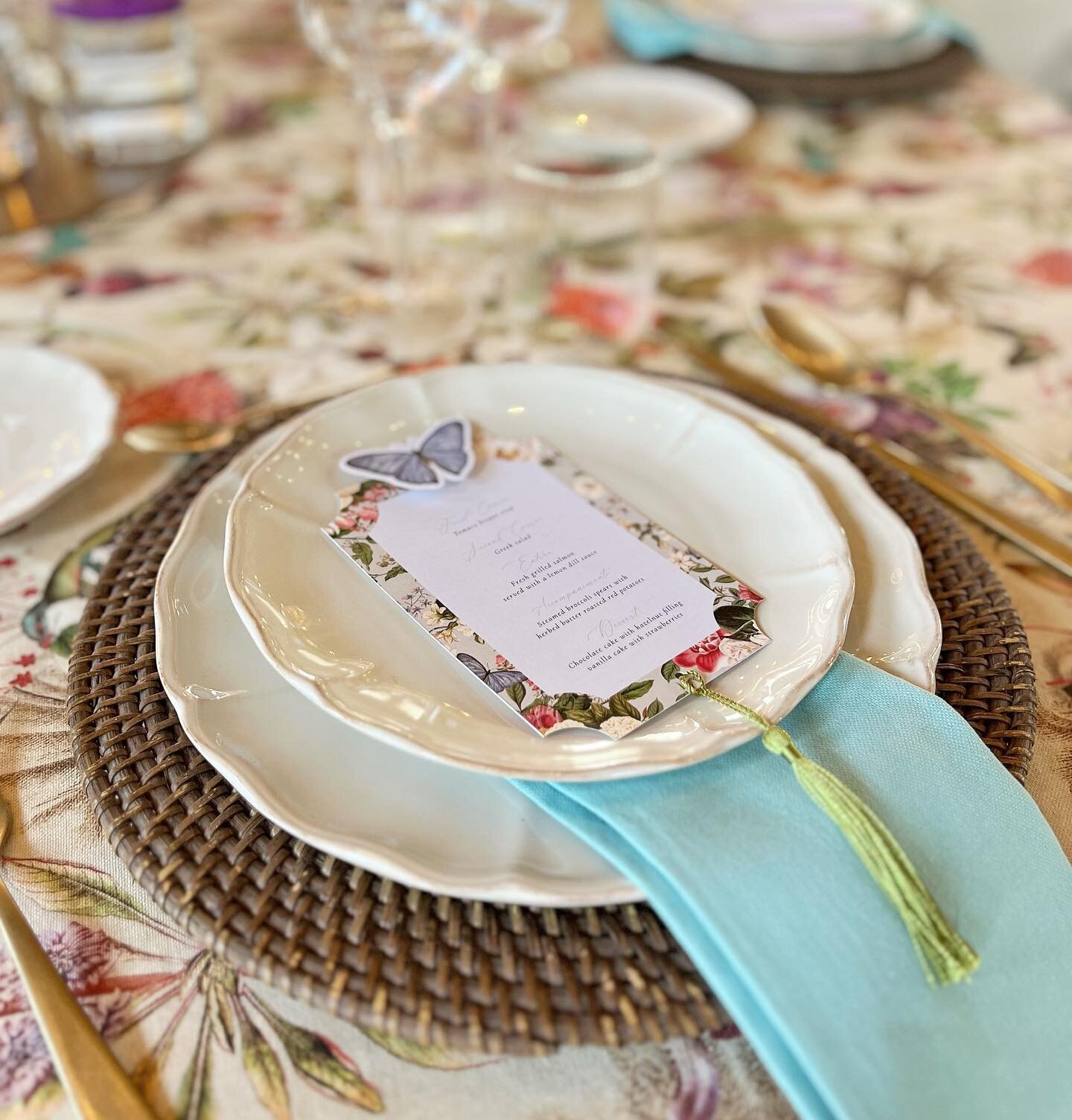 Butterfly menus.
Matching with the print on the tablecloth and the wonderful flowers centerpiece.
.
Menu das borboletas.
A fazer match com o estampado da toalha e as flores maravilhosas do centro de mesa.

Flowers and styling: @lizgardenevents