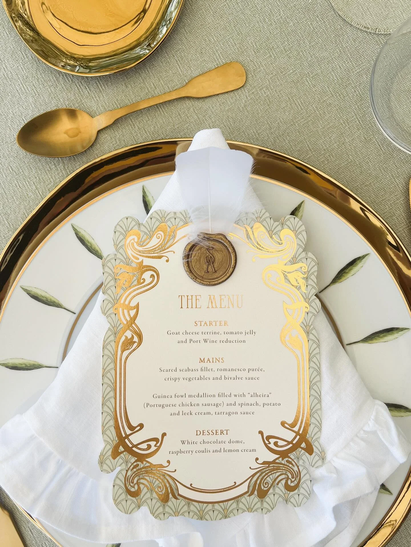 “Great Gatsby” menu? Yes, definitely!! 
{Die cut shape + gold foil + wax seal + White feather}
//
@dream.weddings.europe 
@decorelle.eu