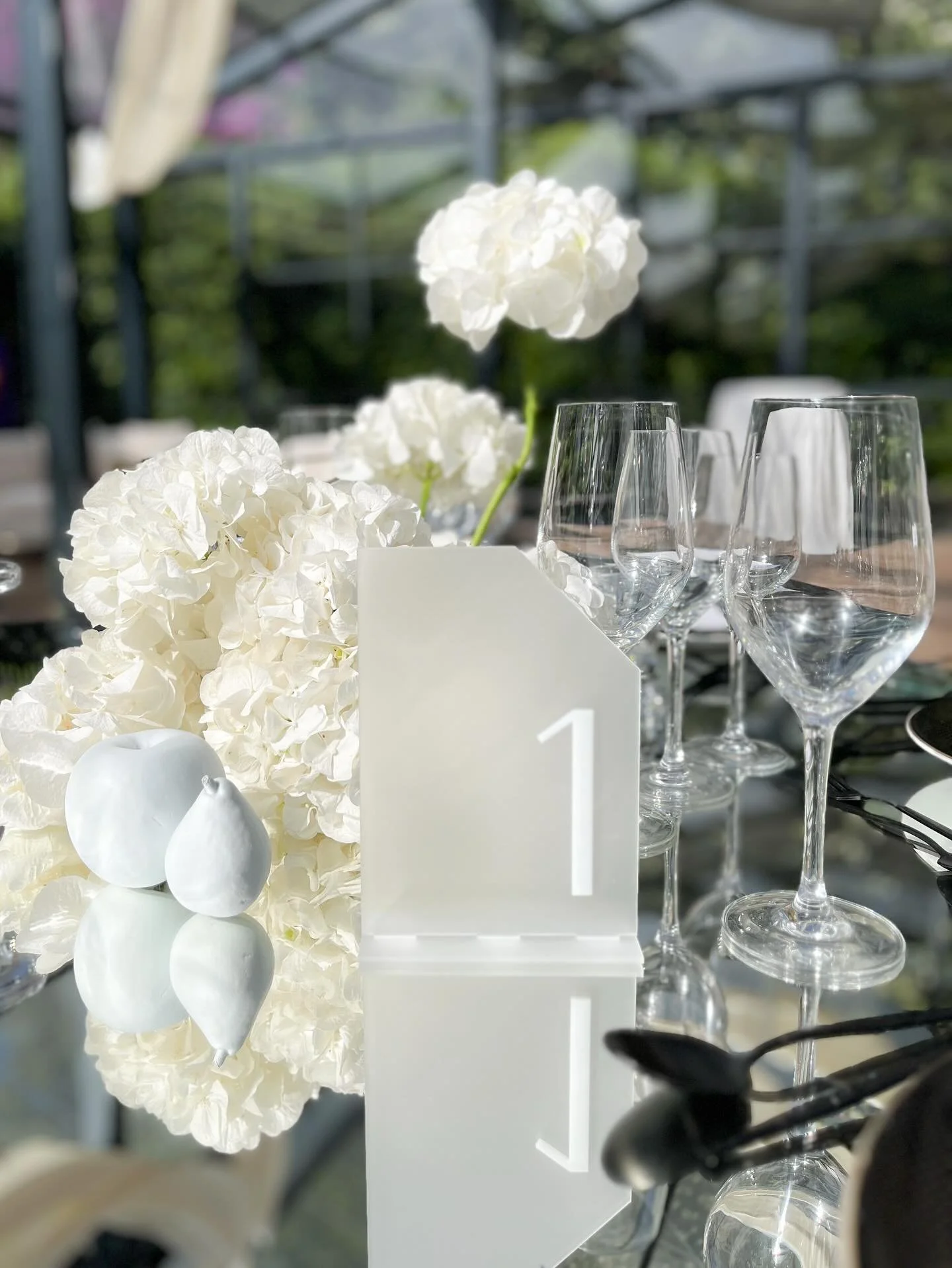 Minimal design yet striking and sophisticated!
Acrylic table numbers
//
WP: @anastasiiadwe 
Flowers and styling: @decorelle.eu 
Venue: @hotelvalverdepalacioseteais