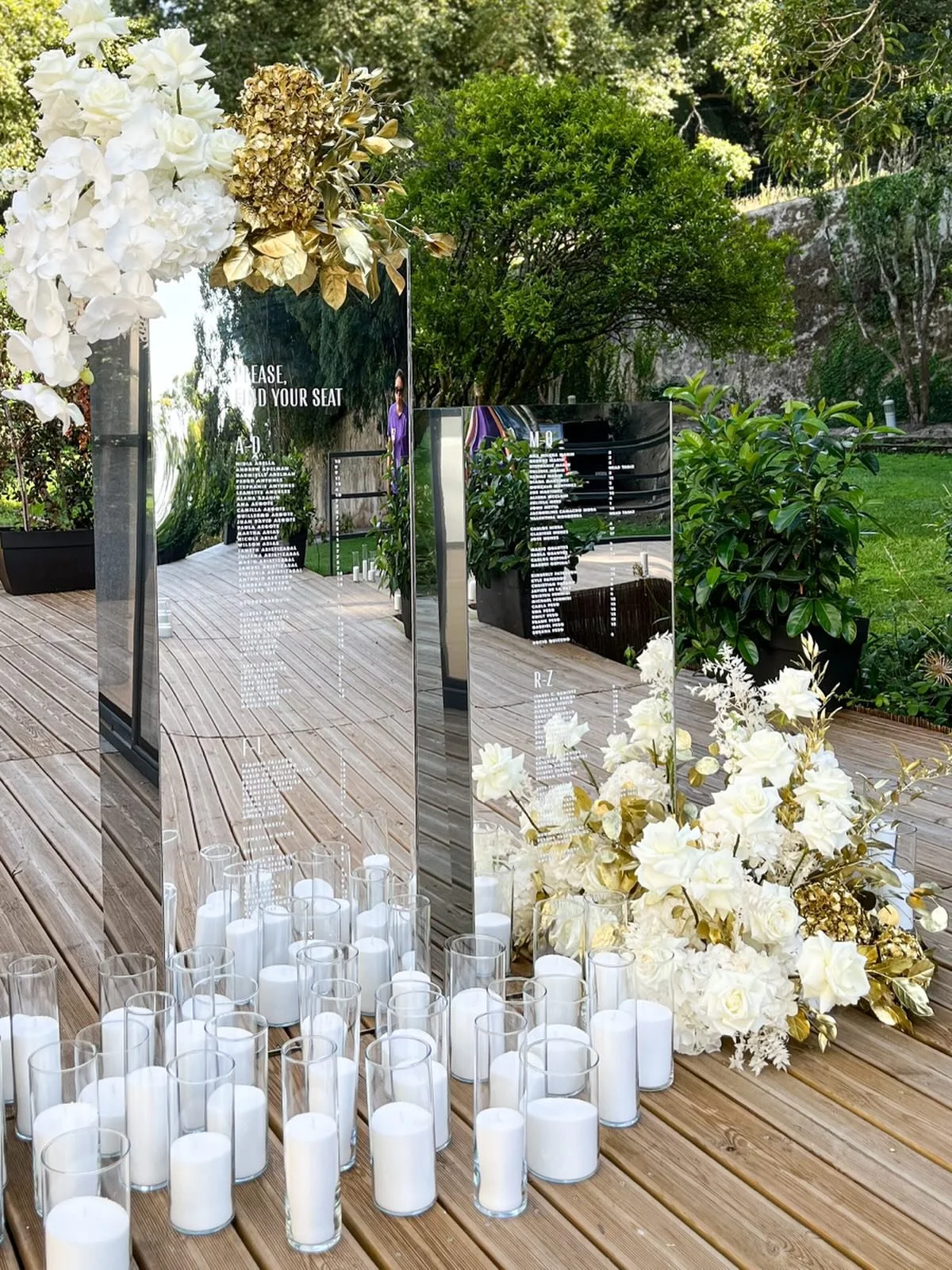 Mirror seating chart. In love 🤍
//
WP: @anastasiiadwe 
Flowers and styling: @decorelle.eu 
Venue: @hotelvalverdepalacioseteais