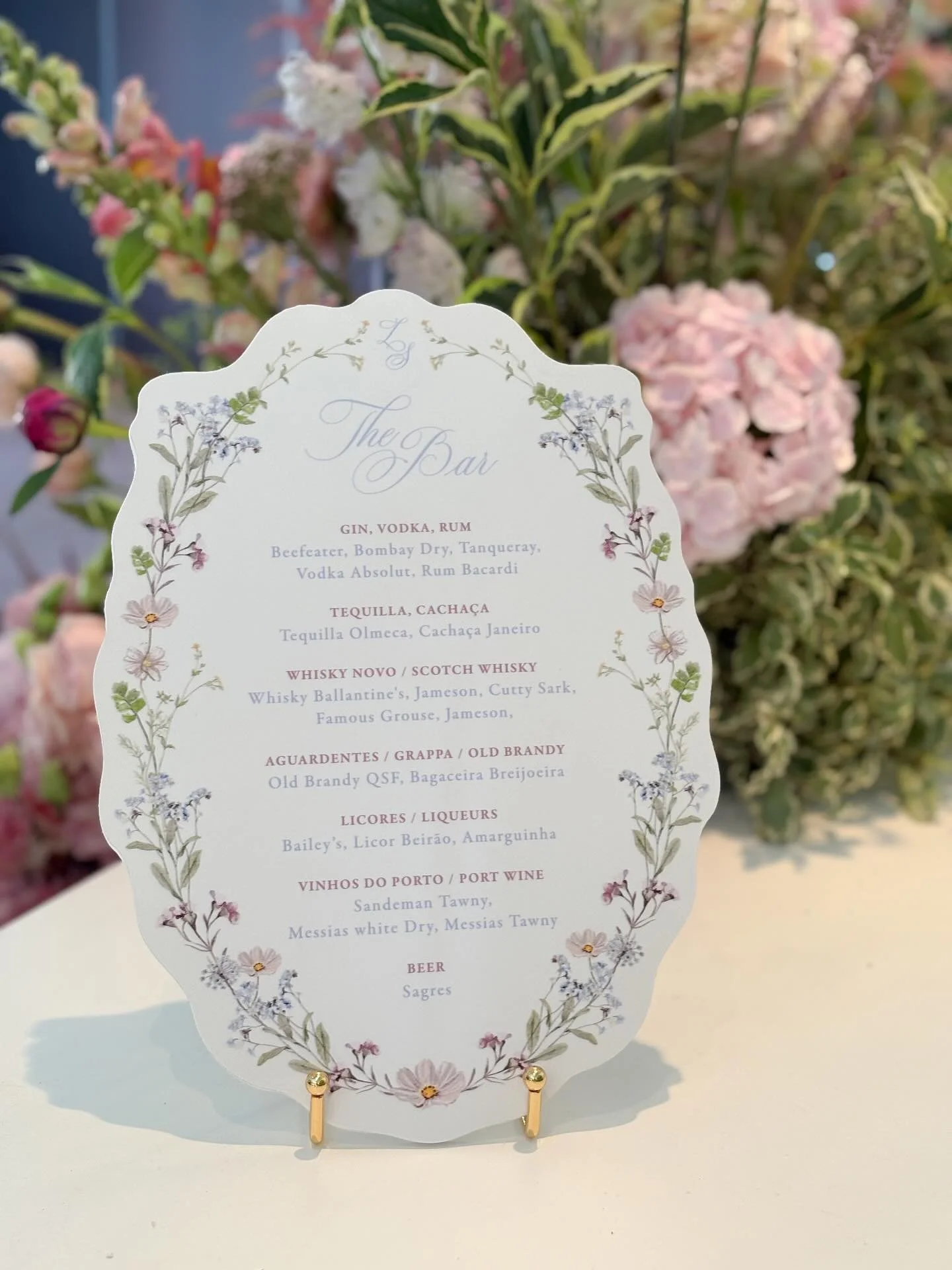 No time to breathe during this peak wedding season, but I couldn’t miss the chance to share this beautiful bar menu from this weekend’s wedding.
@sublimeluxuryweddings 
@backup.rentals 
@penhalongaresort