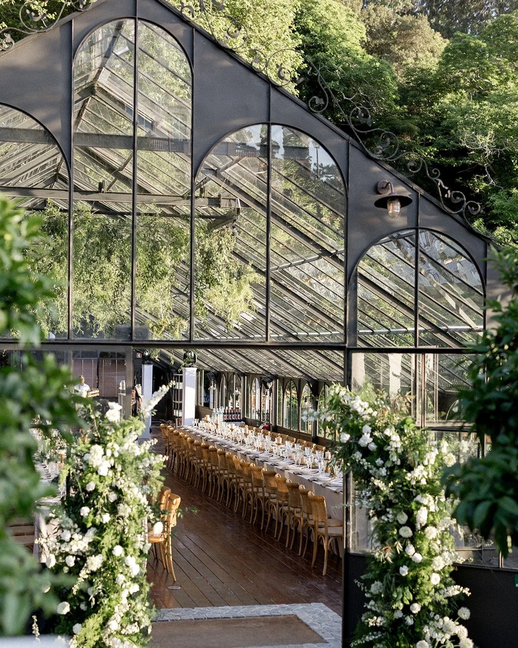 Bathed in natural light, long tables and thoughtful details 🤍
Every stationery element is designed to converse with the space, the atmosphere, and the rhythm of the day.

Because true luxury lives in harmony, in the right textures, and in the time d