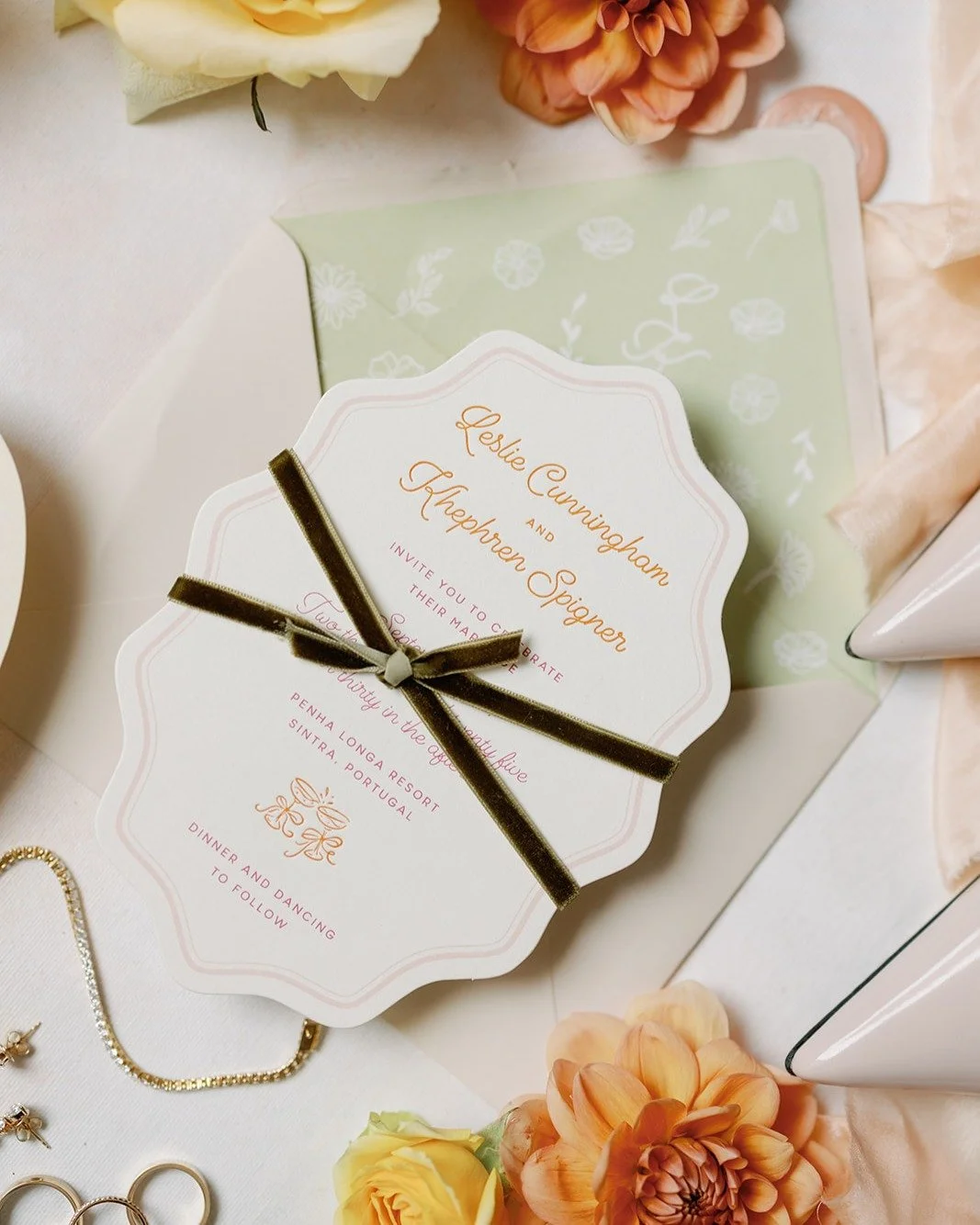 So many details, so many beautiful photos &mdash; impossible to pick a favorite (in love with the last photo!).

//

Wedding planner @lsweddingplannerportugal
Flower design @decorelle.eu
Photography @momentocativo
Video @delightfilms_weddings
Venue @