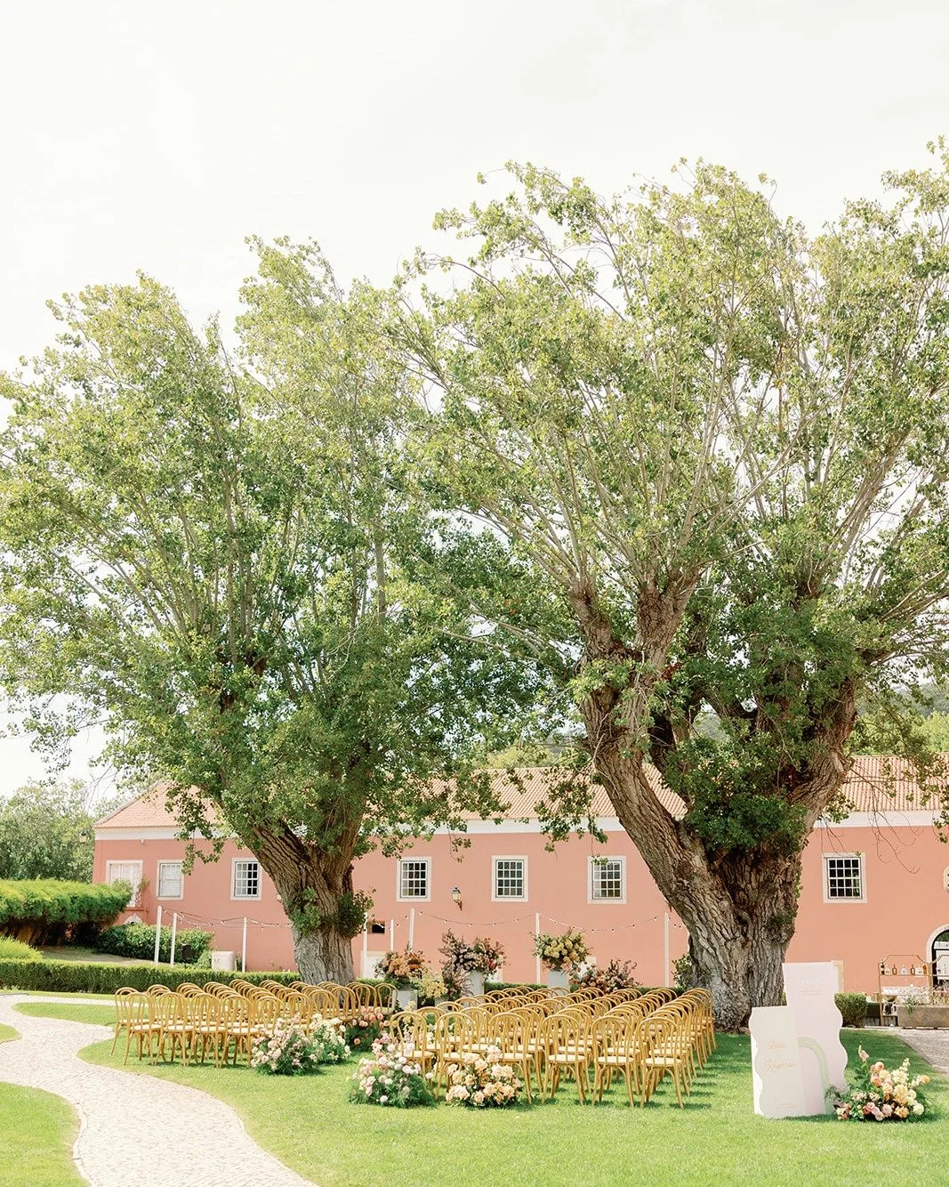 Set against the breathtaking Penha Longa Resort, Leslie &amp; Keprhen&rsquo;s wedding day was an intimate celebration defined by elegance, love, and timeless beauty.

And these colors? I can&rsquo;t get enough of them!!

//

Wedding planner @lsweddin