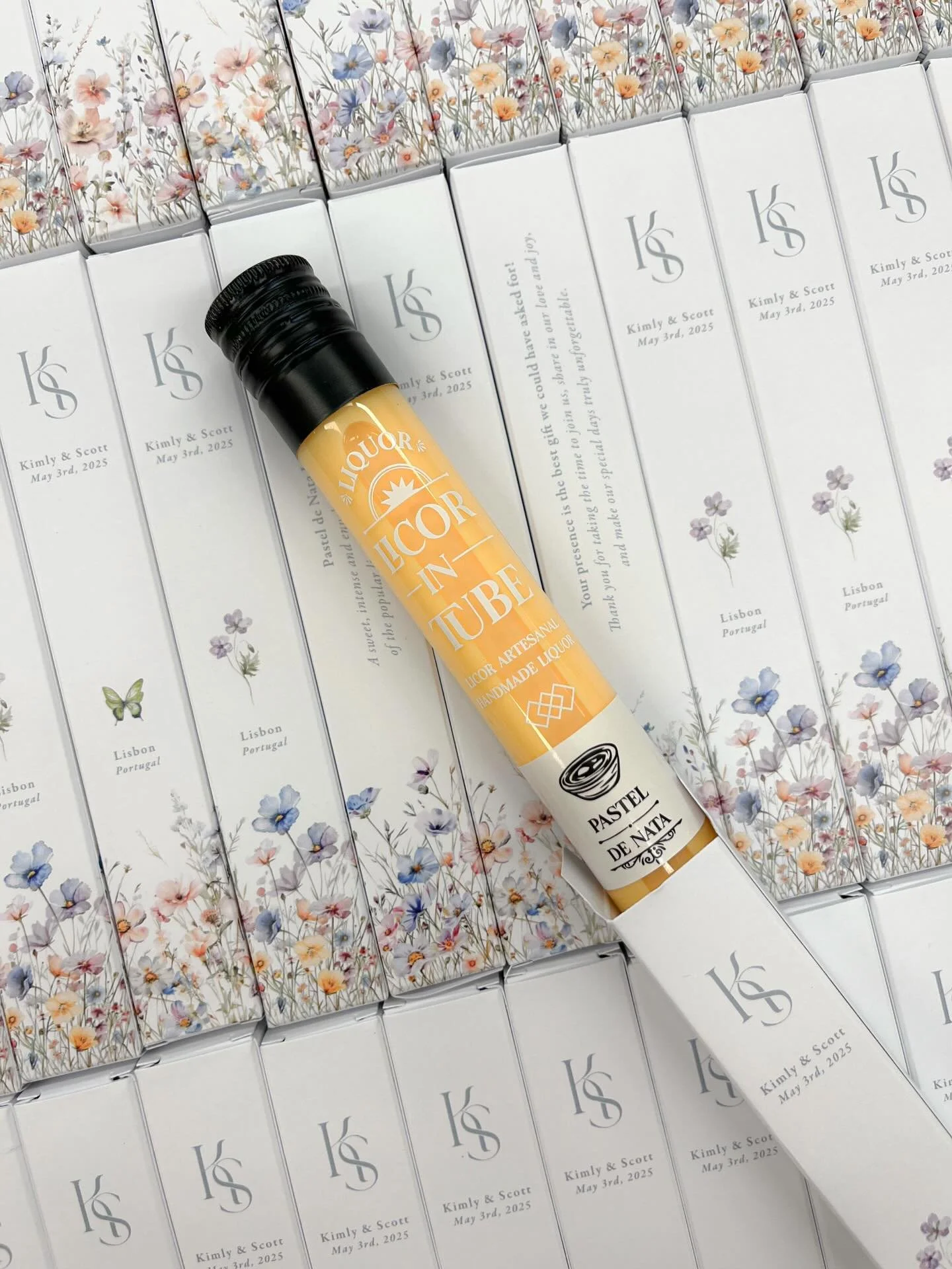 A &ldquo;pastel de nata&rdquo; liqueur in personalised packaging &mdash; an irresistible treat and the perfect little gift for your guests 🤍