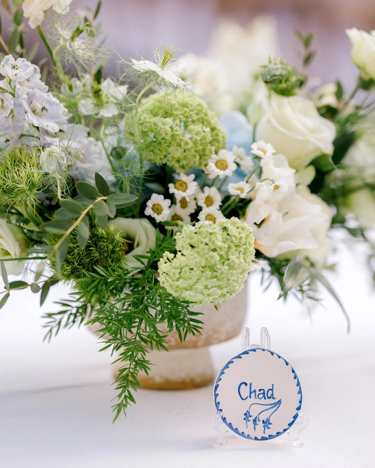 A few years ago, it was common to find small ceramic plates in Portuguese homes, each one personalized with a family member&rsquo;s name &mdash; sometimes several, one for each person. Today, they have become a rarity and, apart from grandparents&rsq