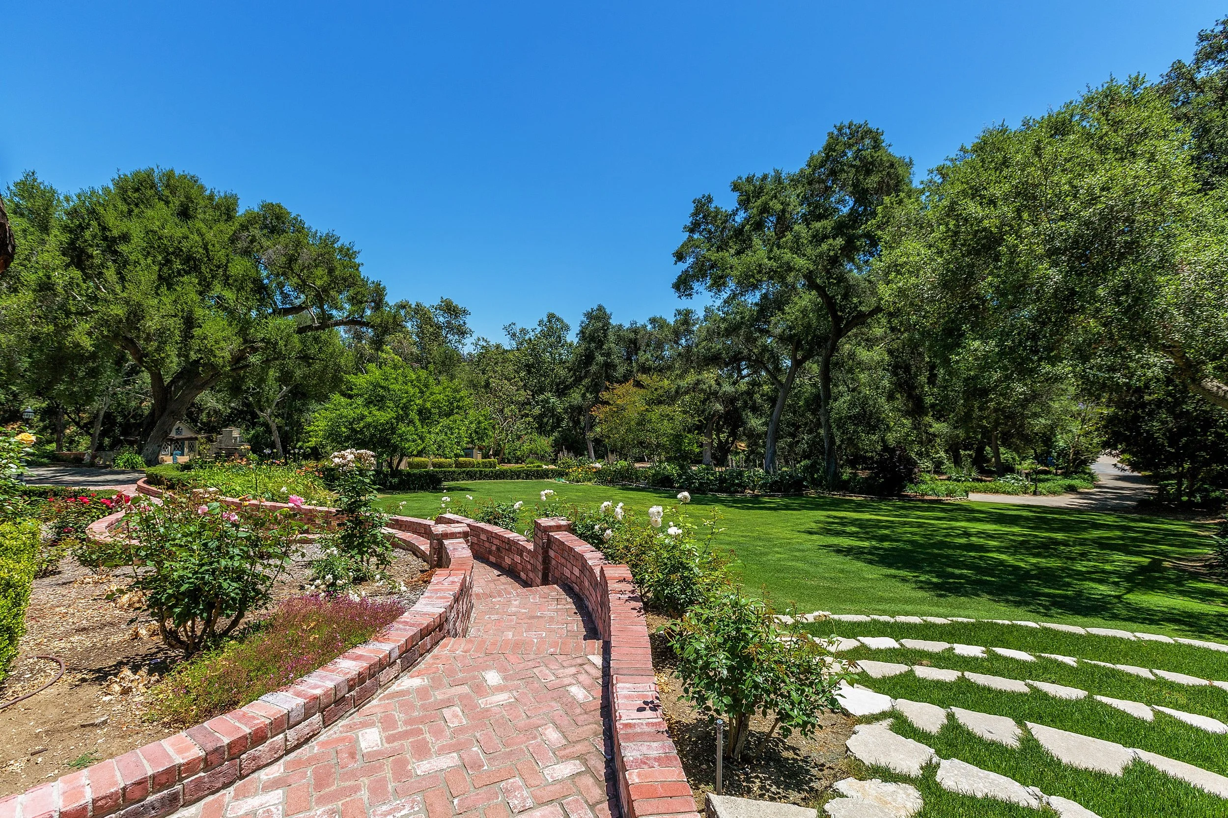 021_Front Yard.jpg
