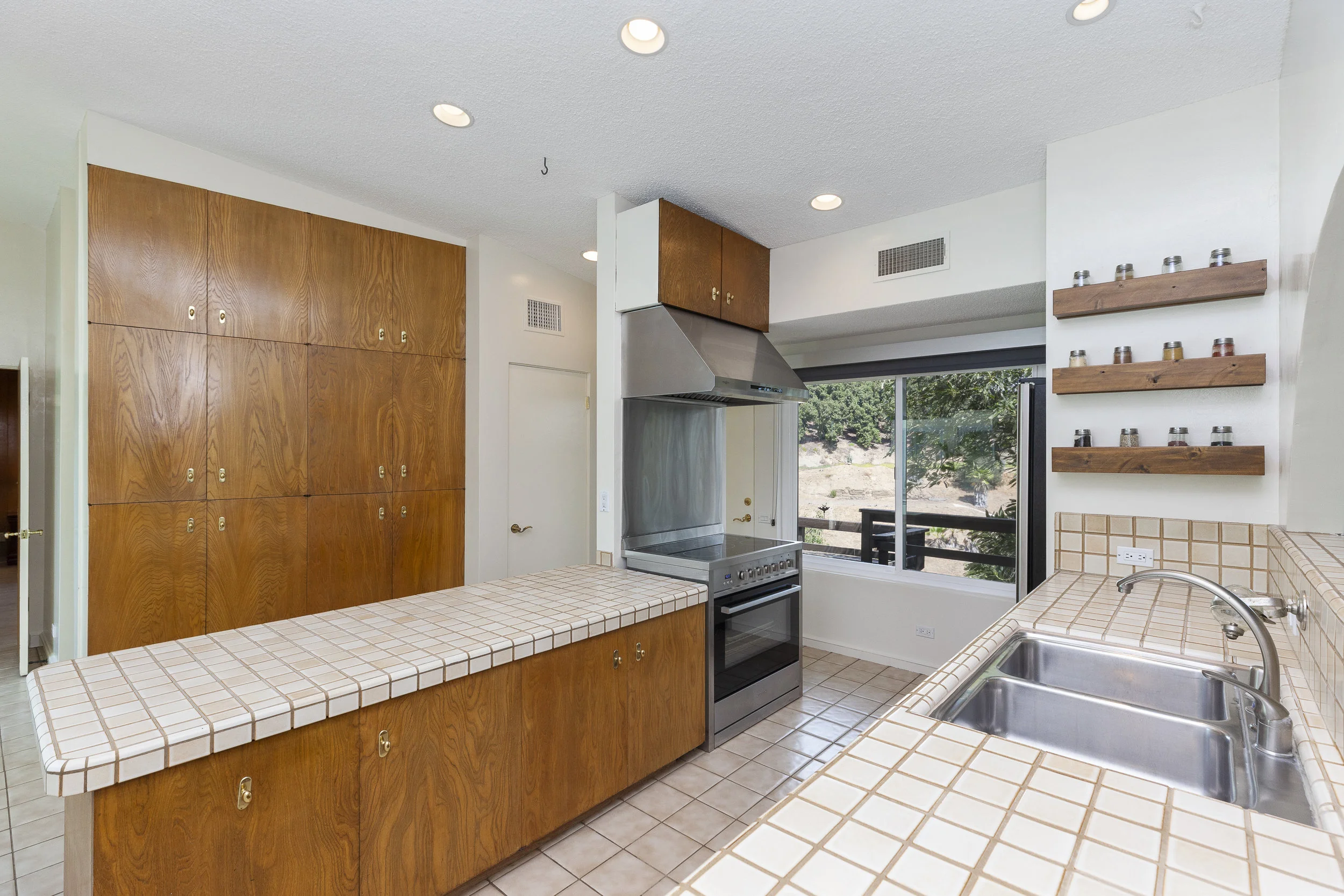 025_Kitchen .jpg