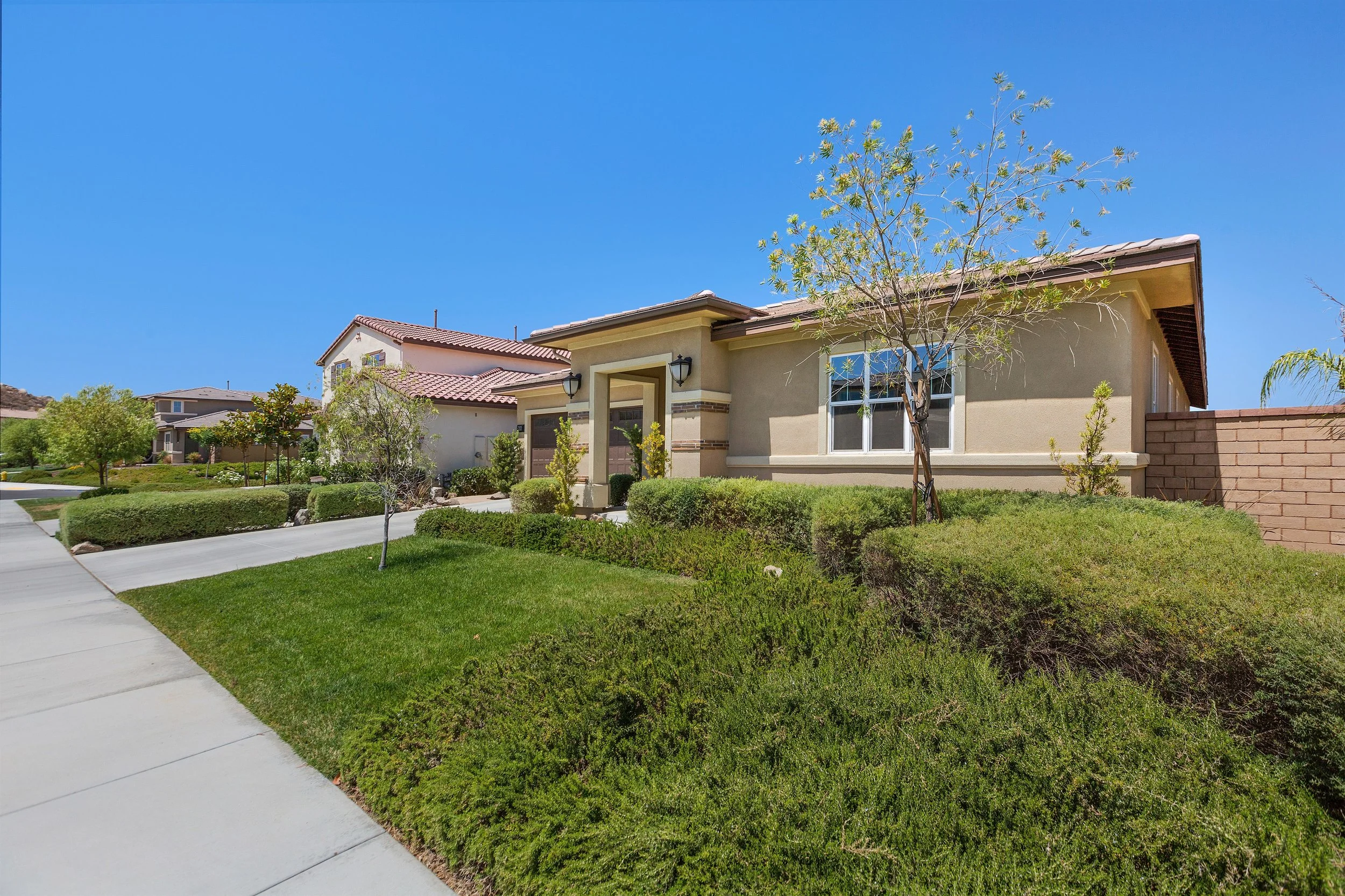 005_Front Yard .jpg