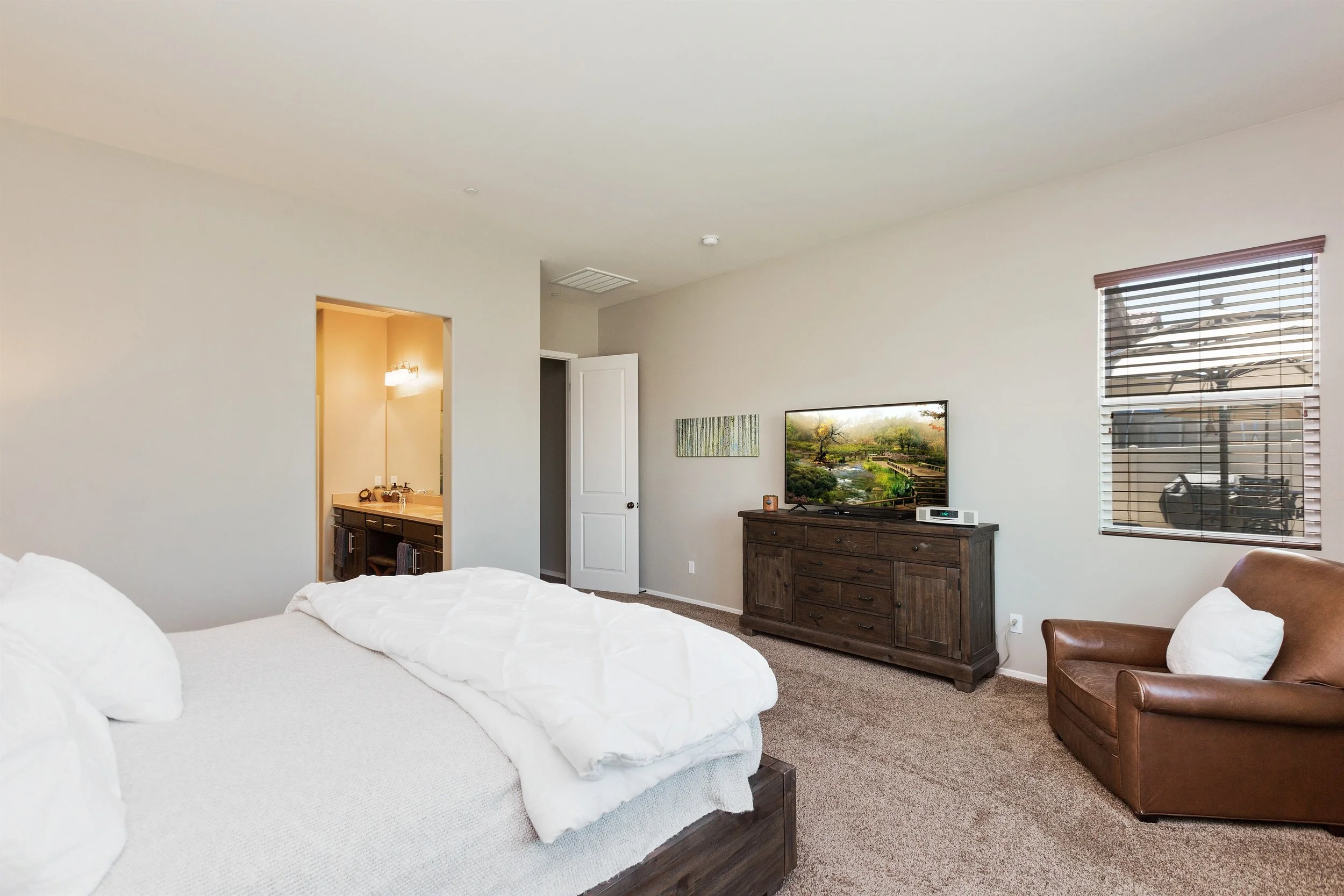 022_Master Bedroom .jpg
