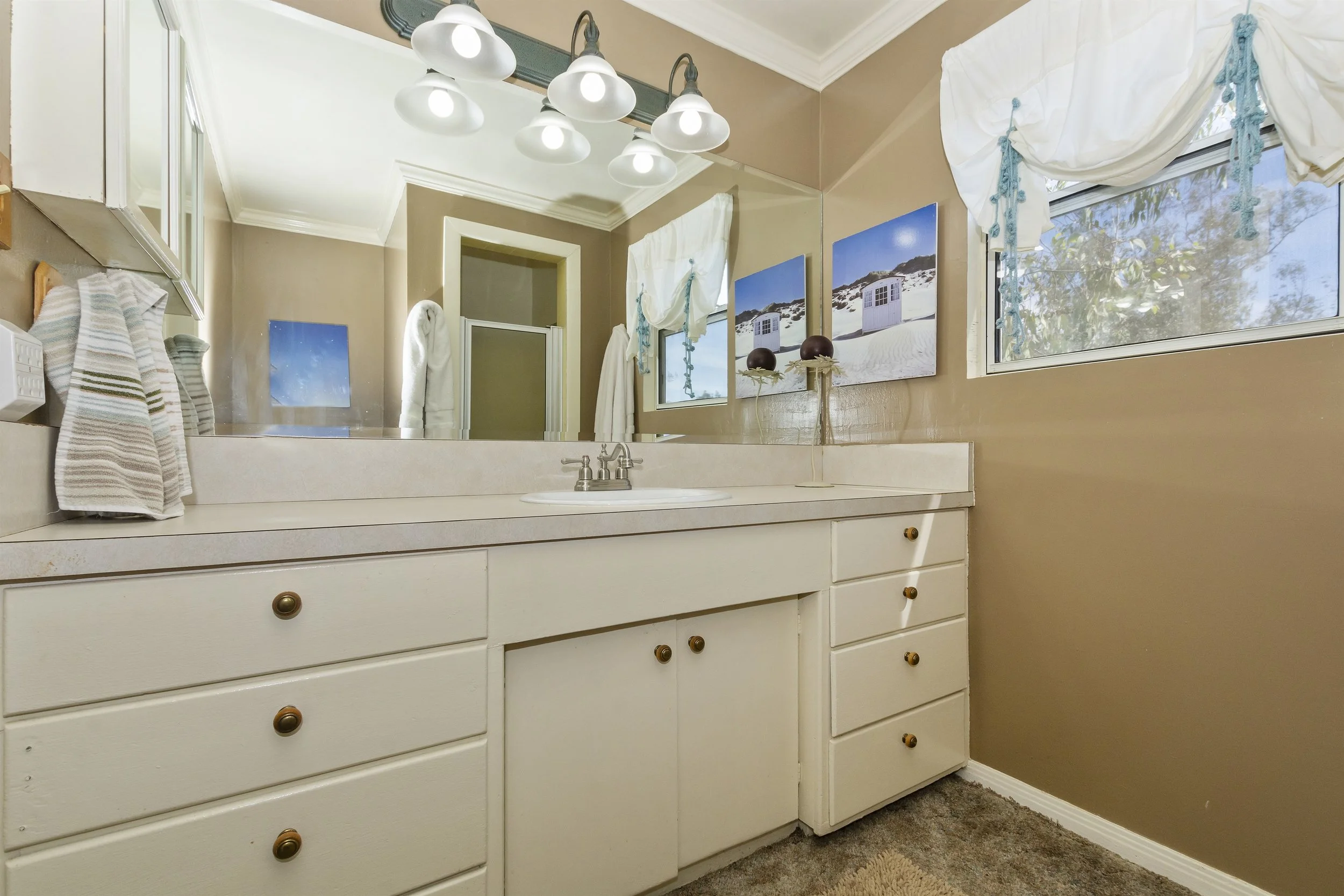 042_Bathroom .jpg