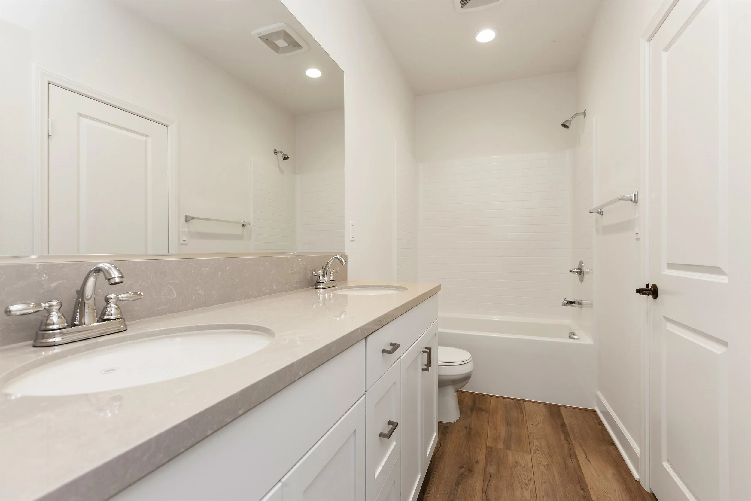 038_Jack & Jill Bath.jpg