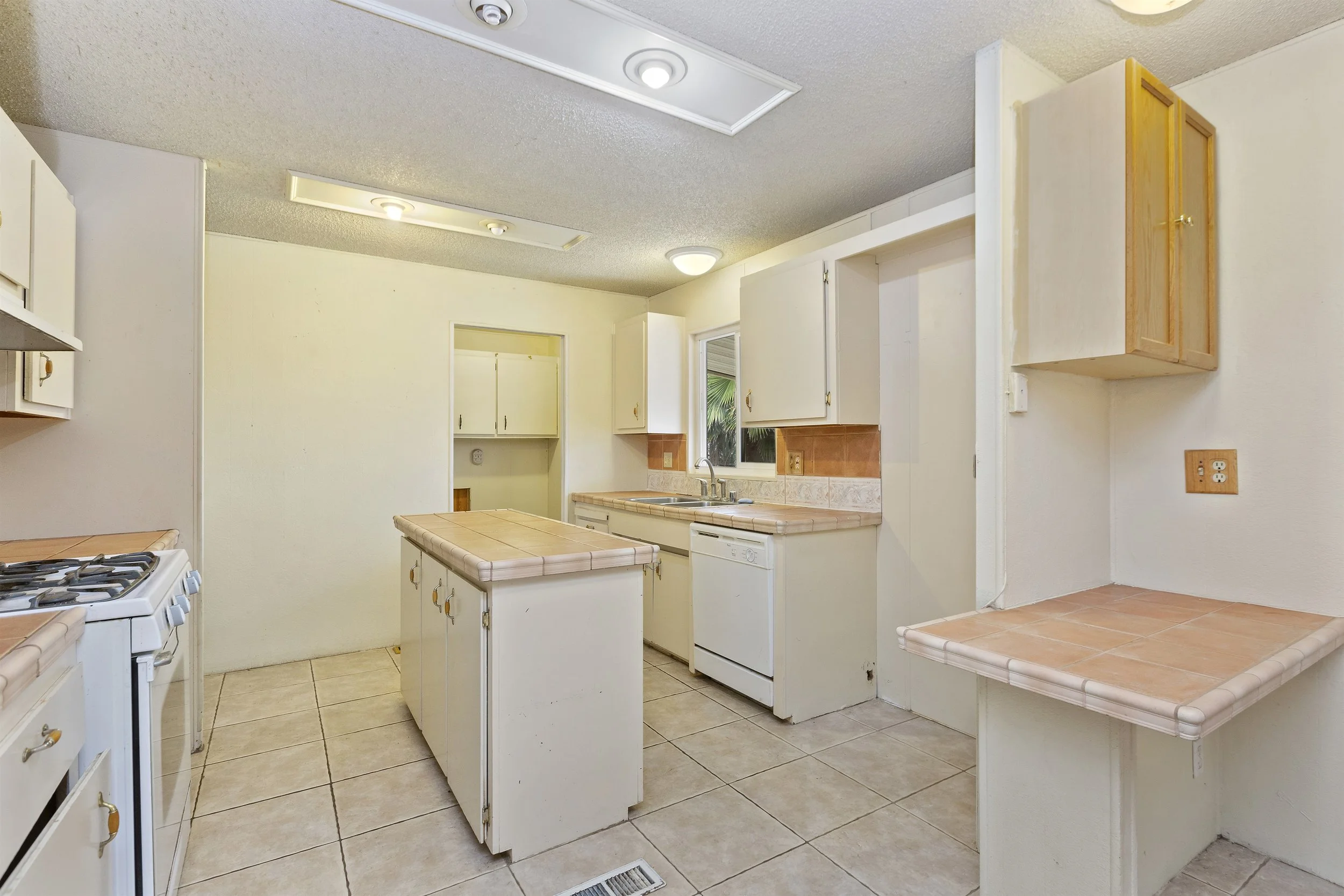 014_Kitchen.jpg