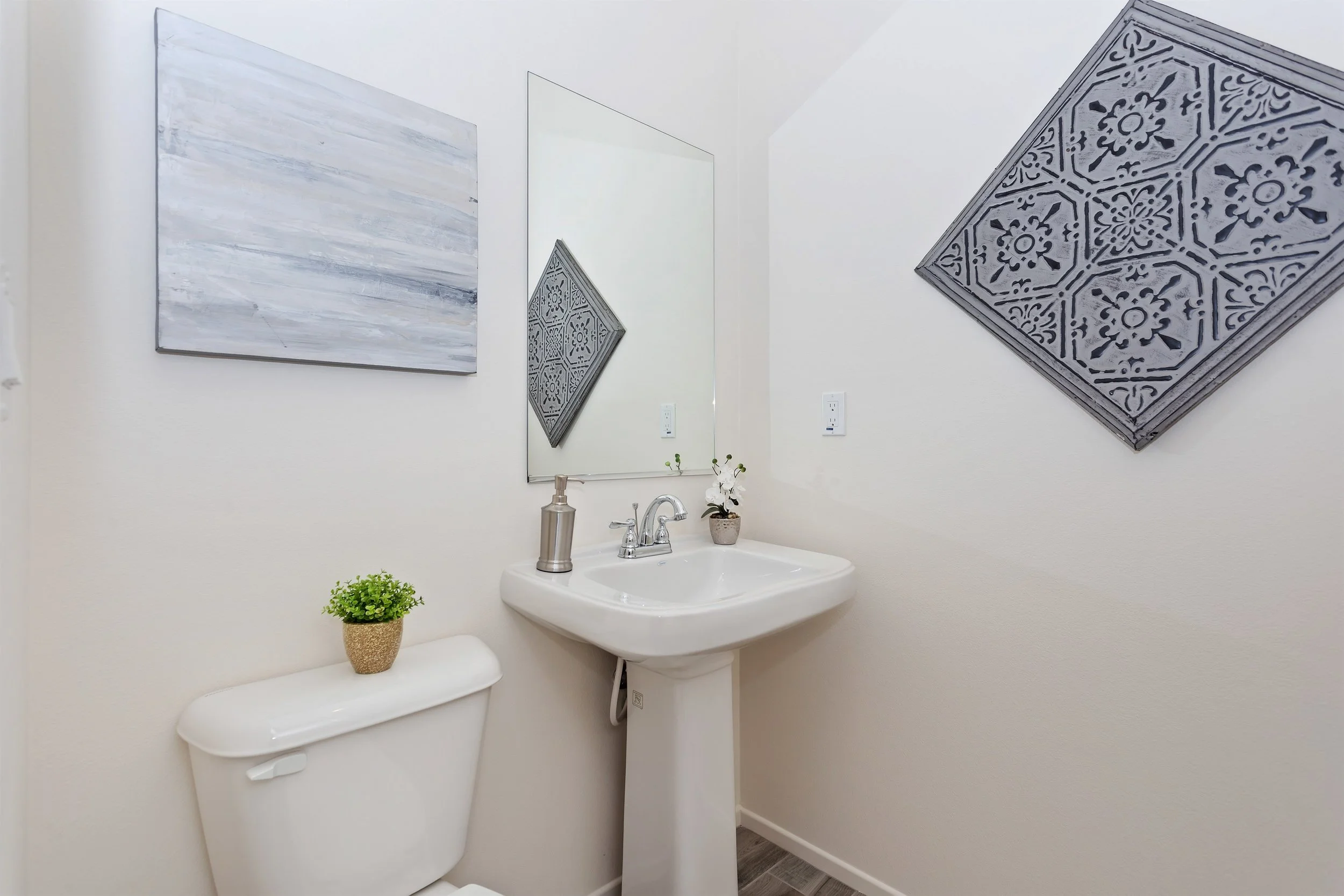 013_Powder Room .jpg