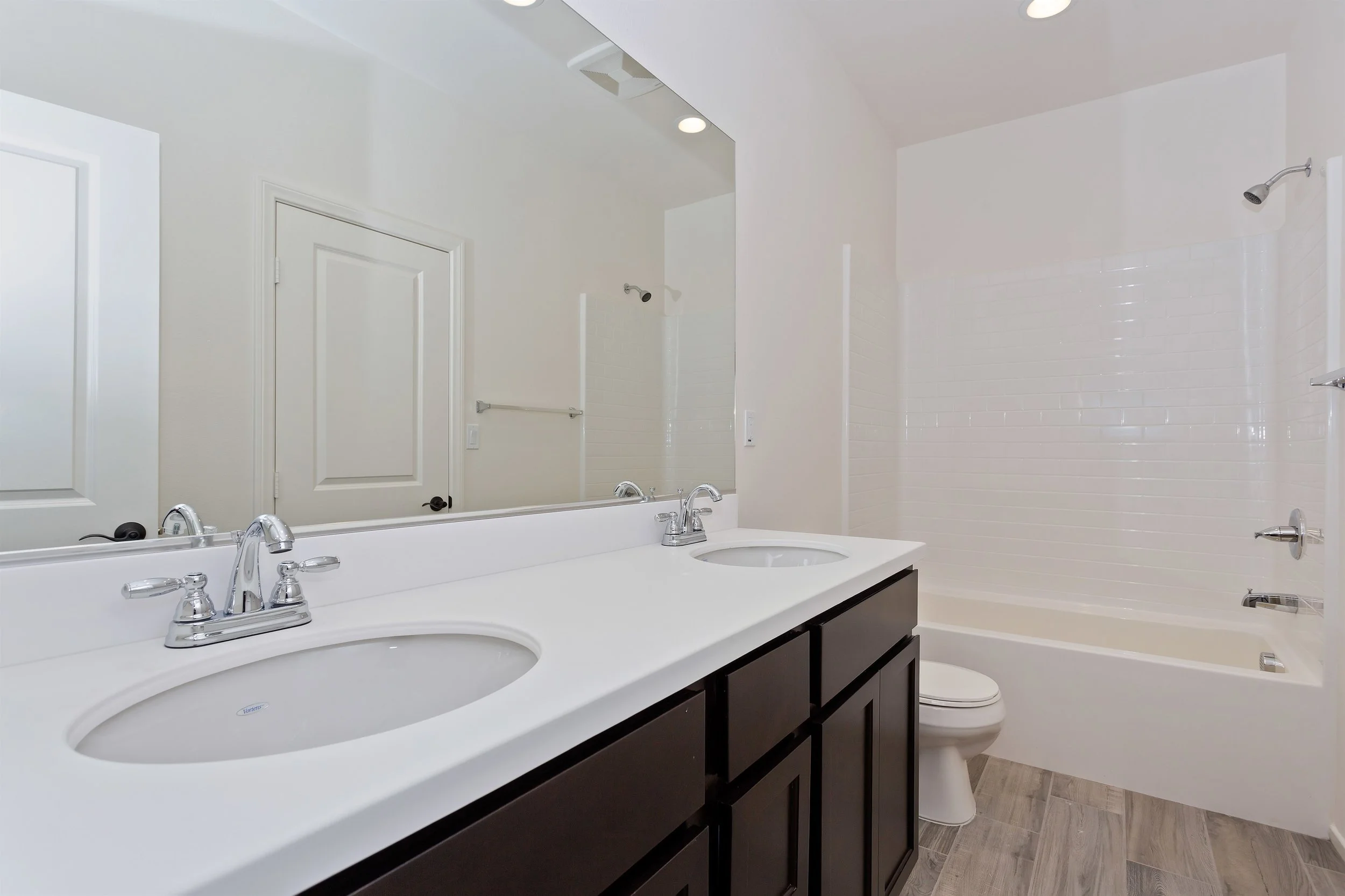 016_Bathroom .jpg