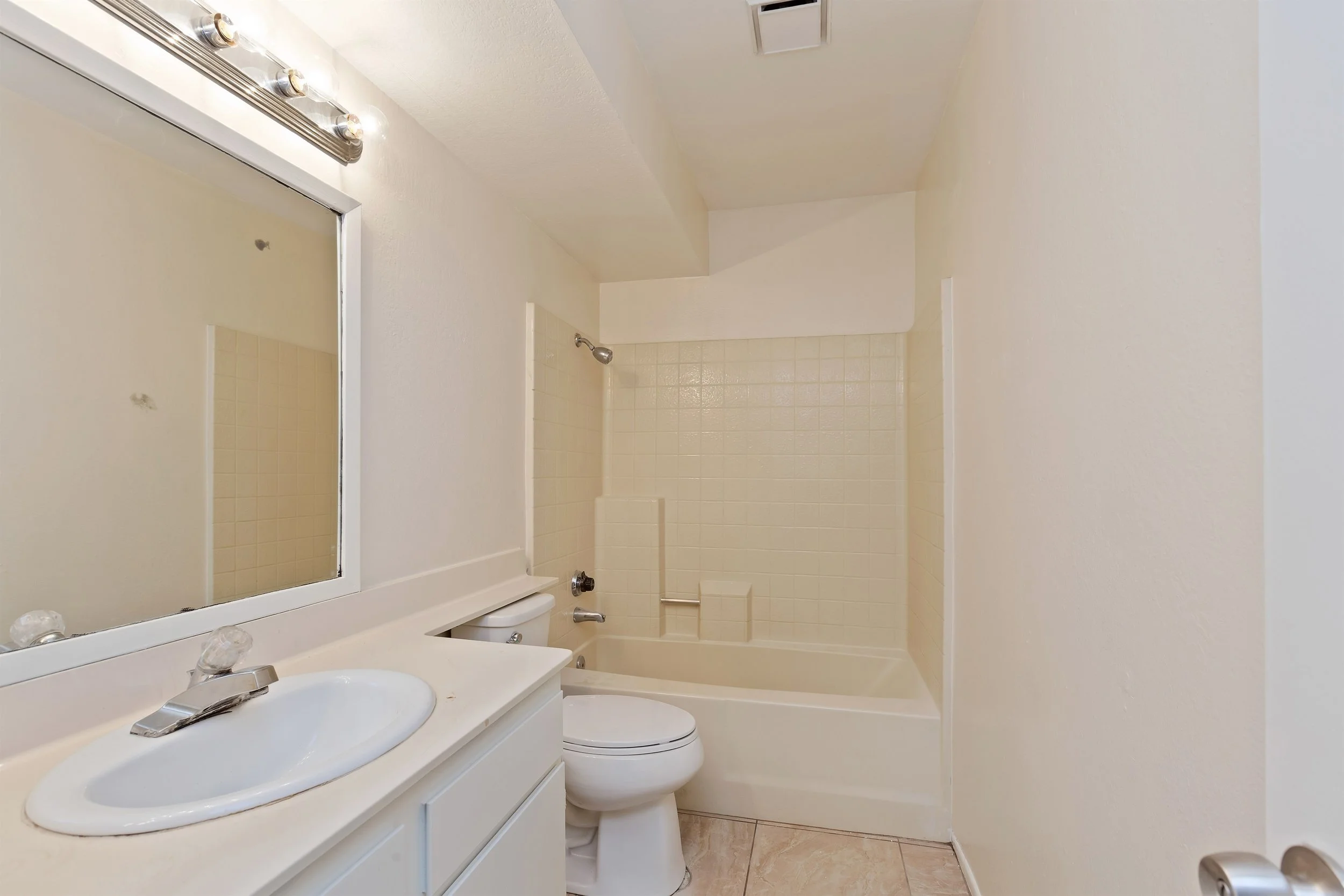 015_Bathroom .jpg