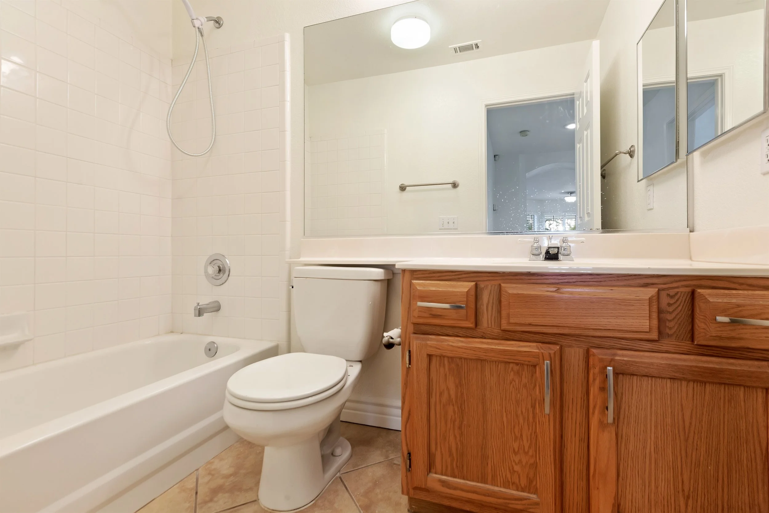 015_Bathroom .jpg